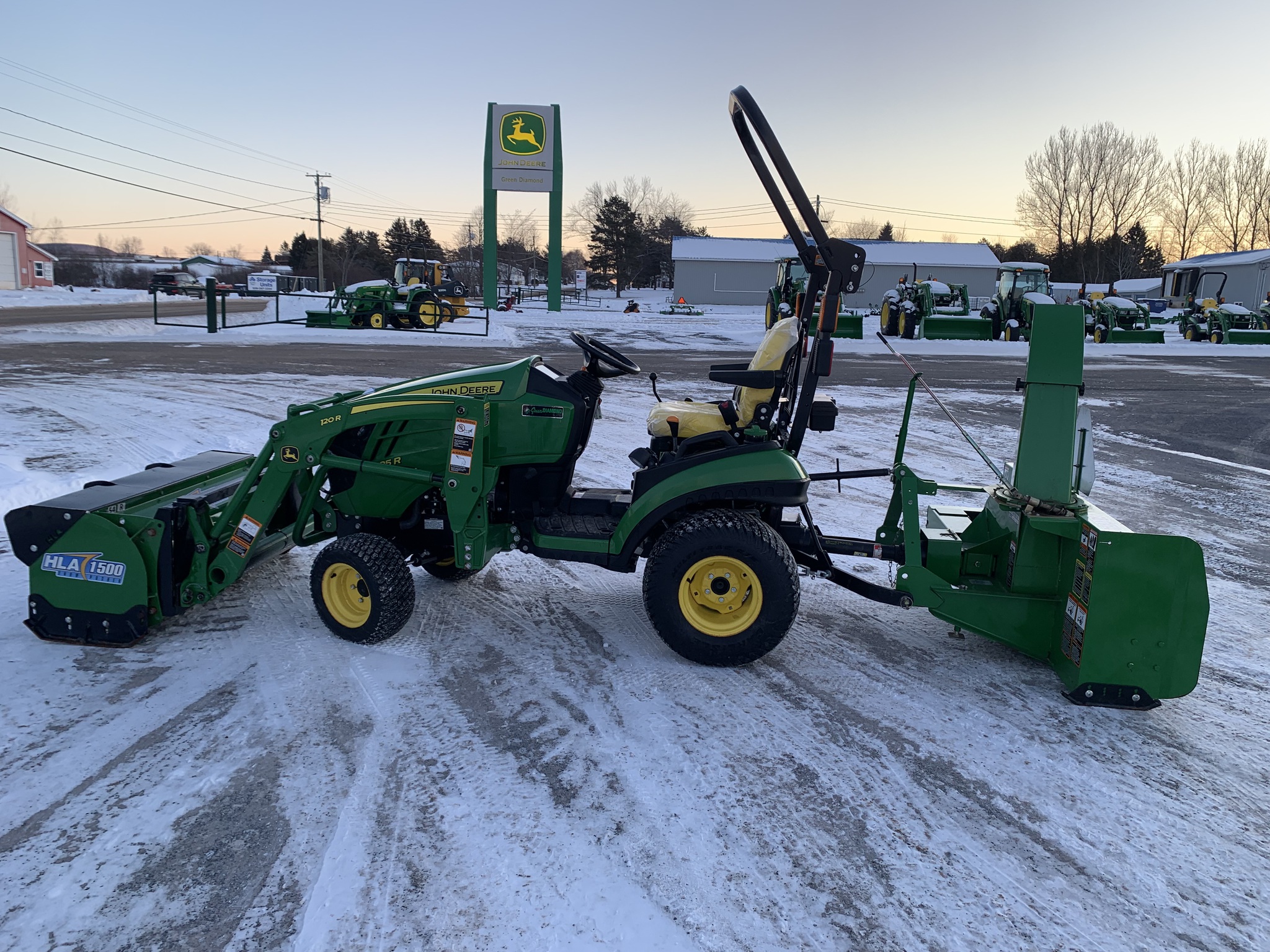 2018 John Deere 1025R Image 1