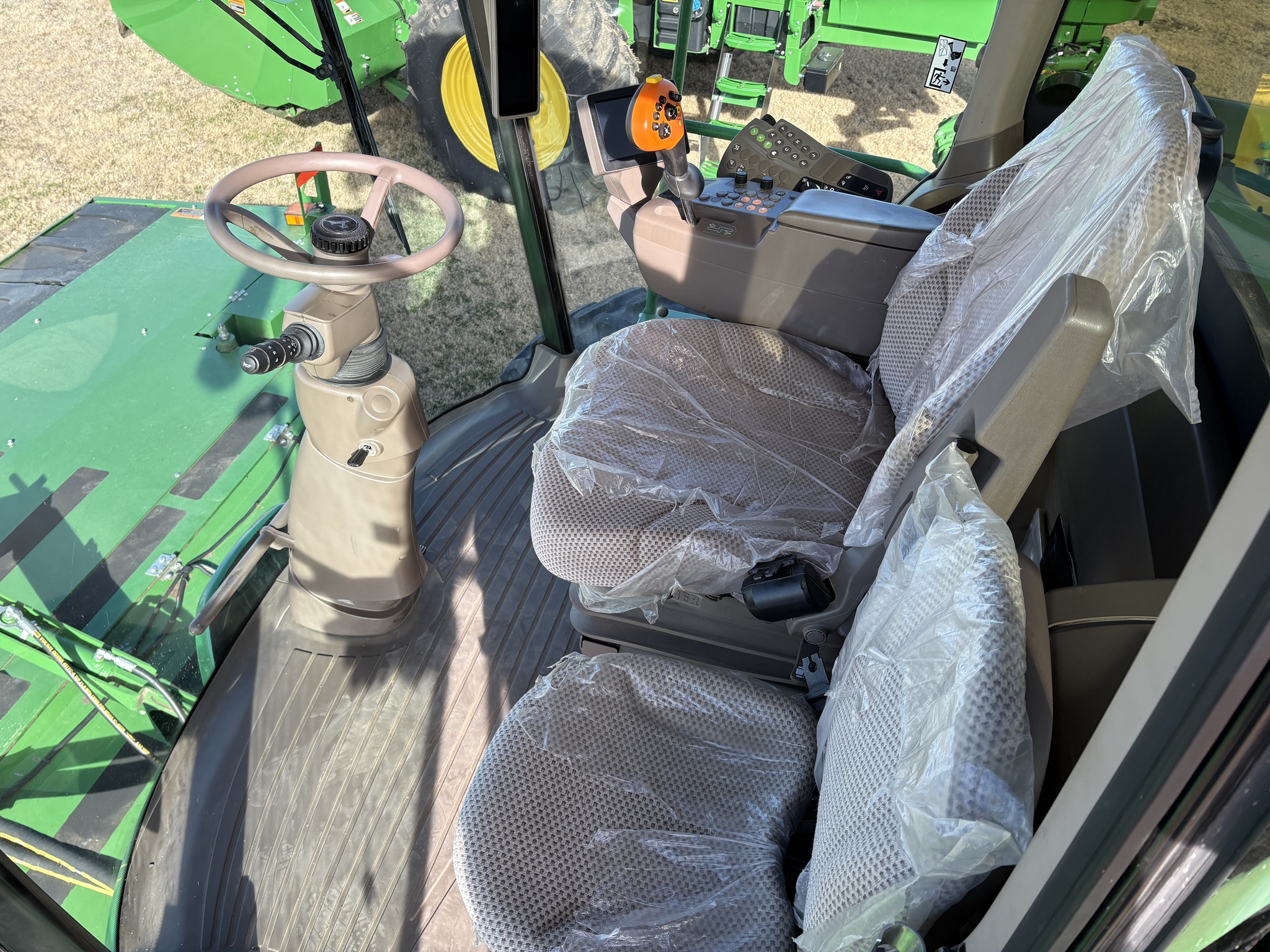2019 John Deere W235 Image 10
