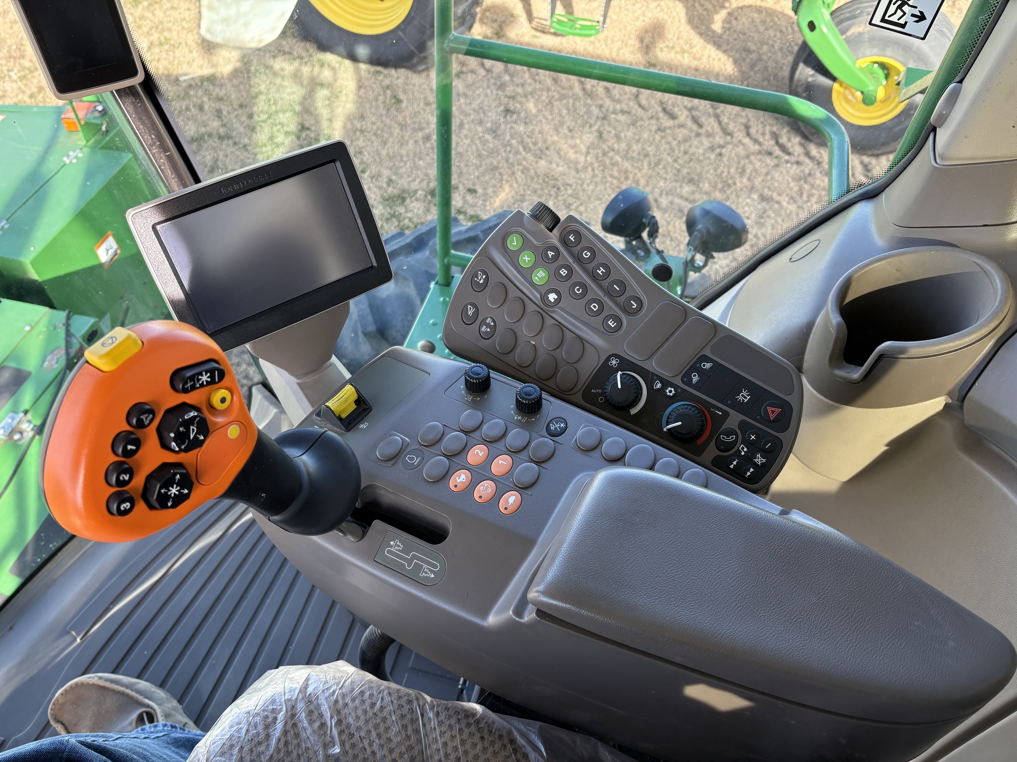 2019 John Deere W235 Image 11