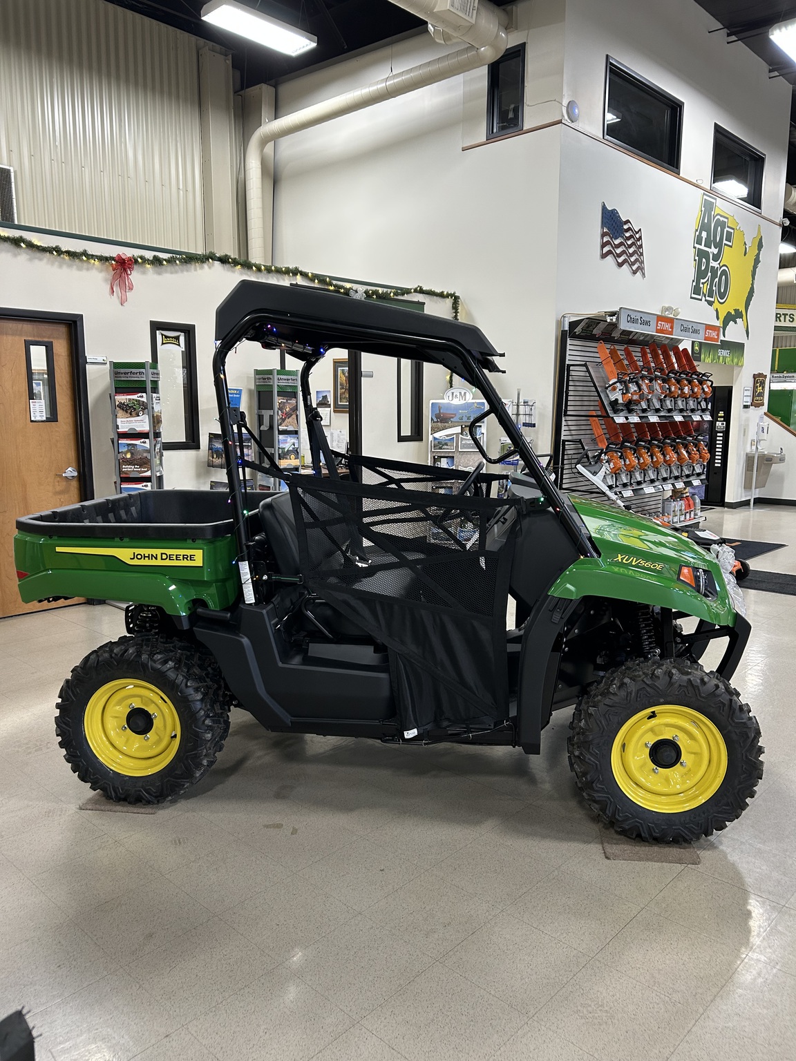 2025 John Deere XUV560E Image 6