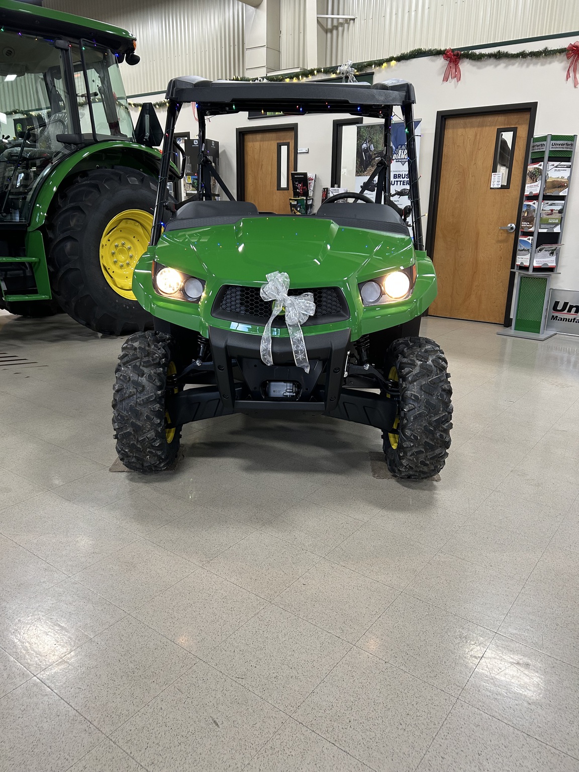 2025 John Deere XUV560E Image 11