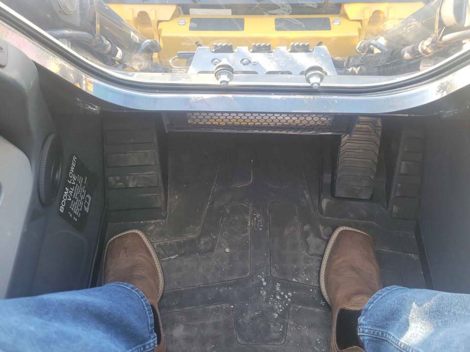 2025 John Deere 335 P Image 5