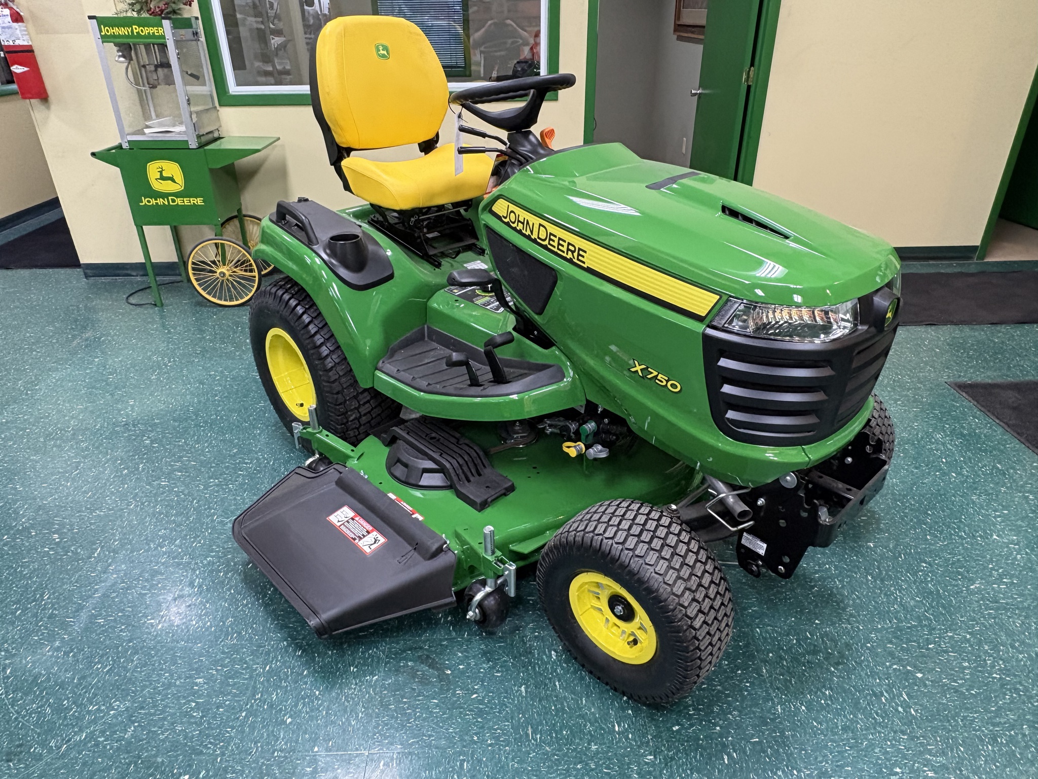 2025 John Deere X750 Image 2