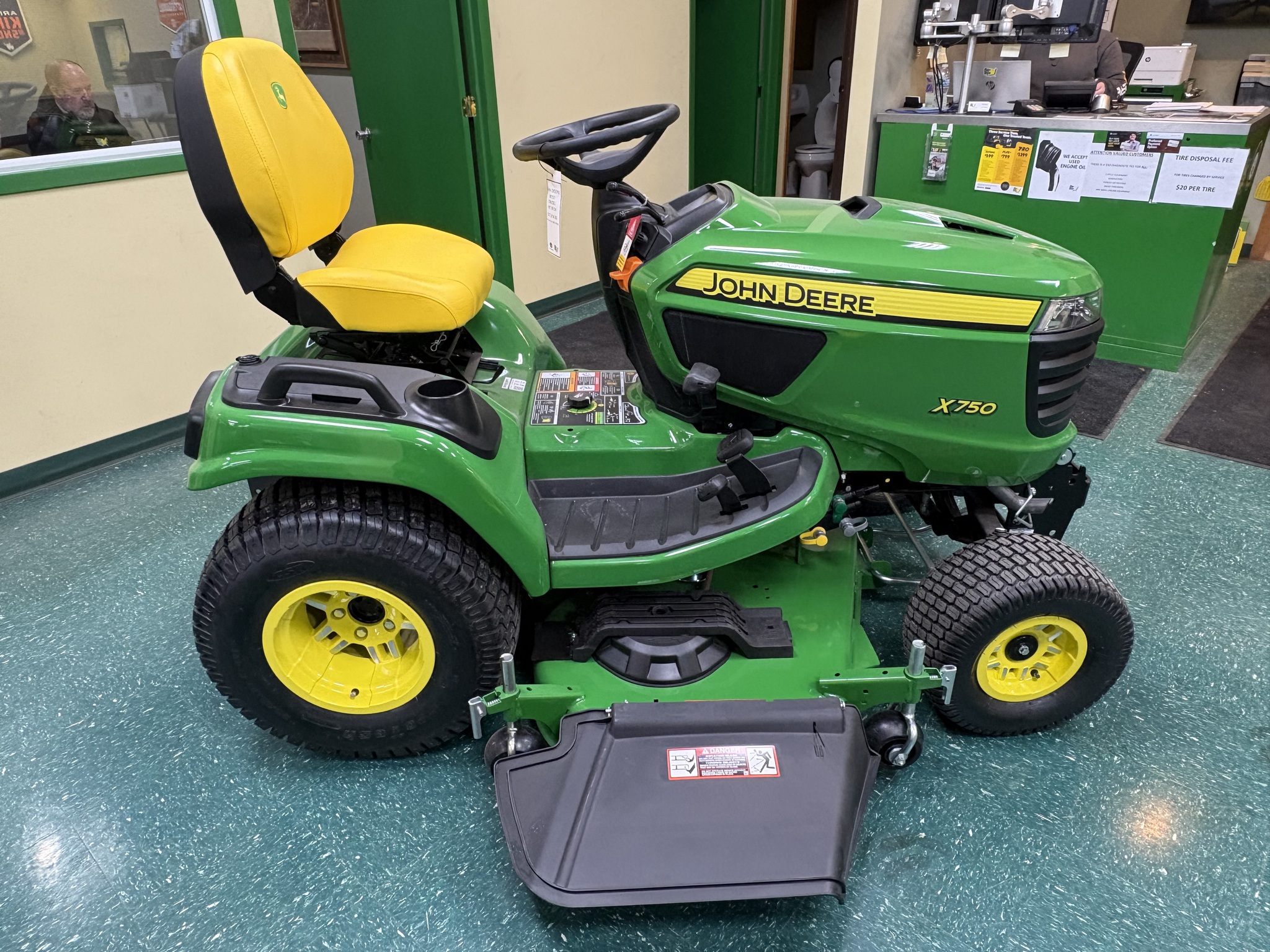 2025 John Deere X750 Image 3
