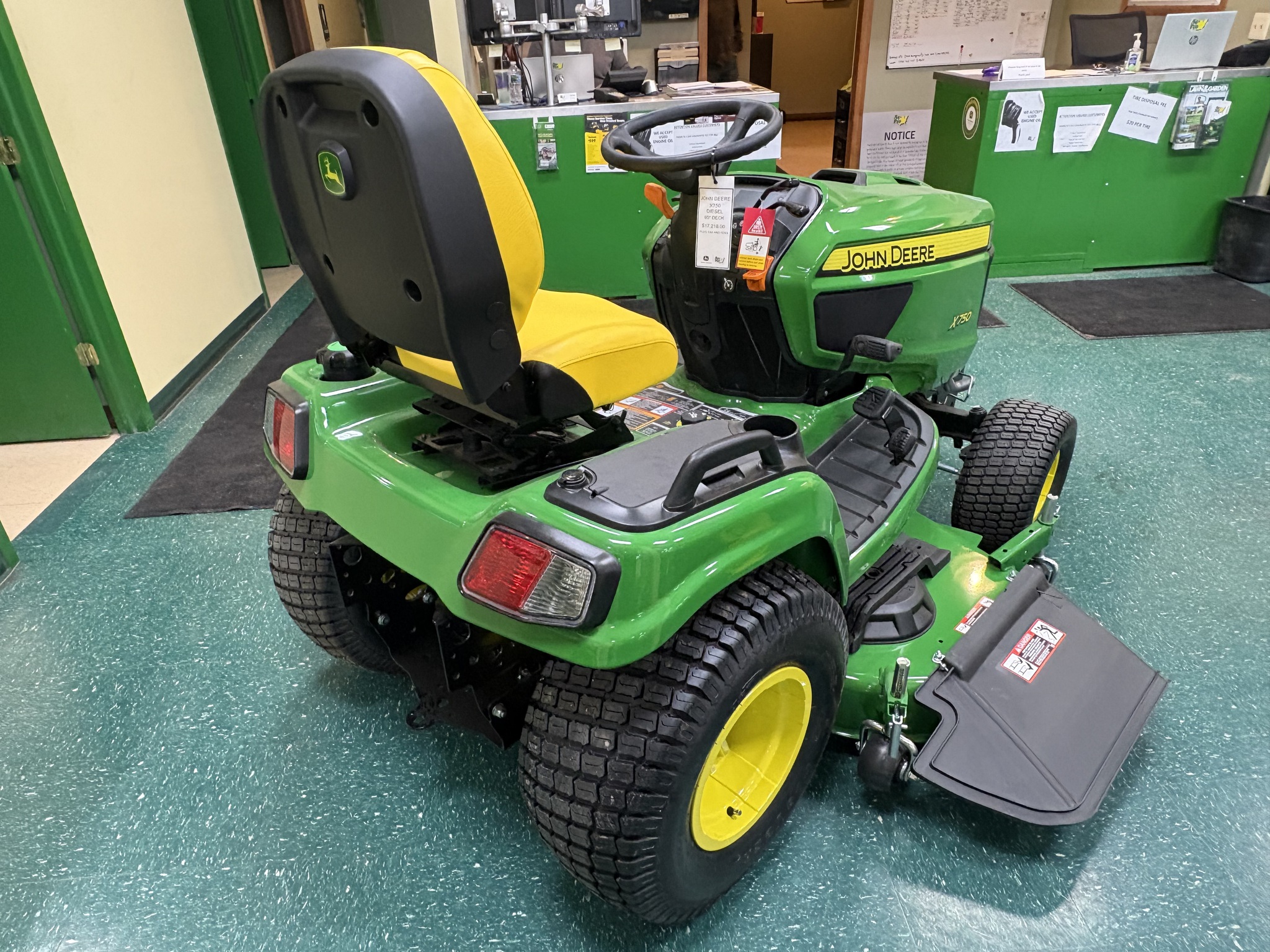 2025 John Deere X750 Image 4