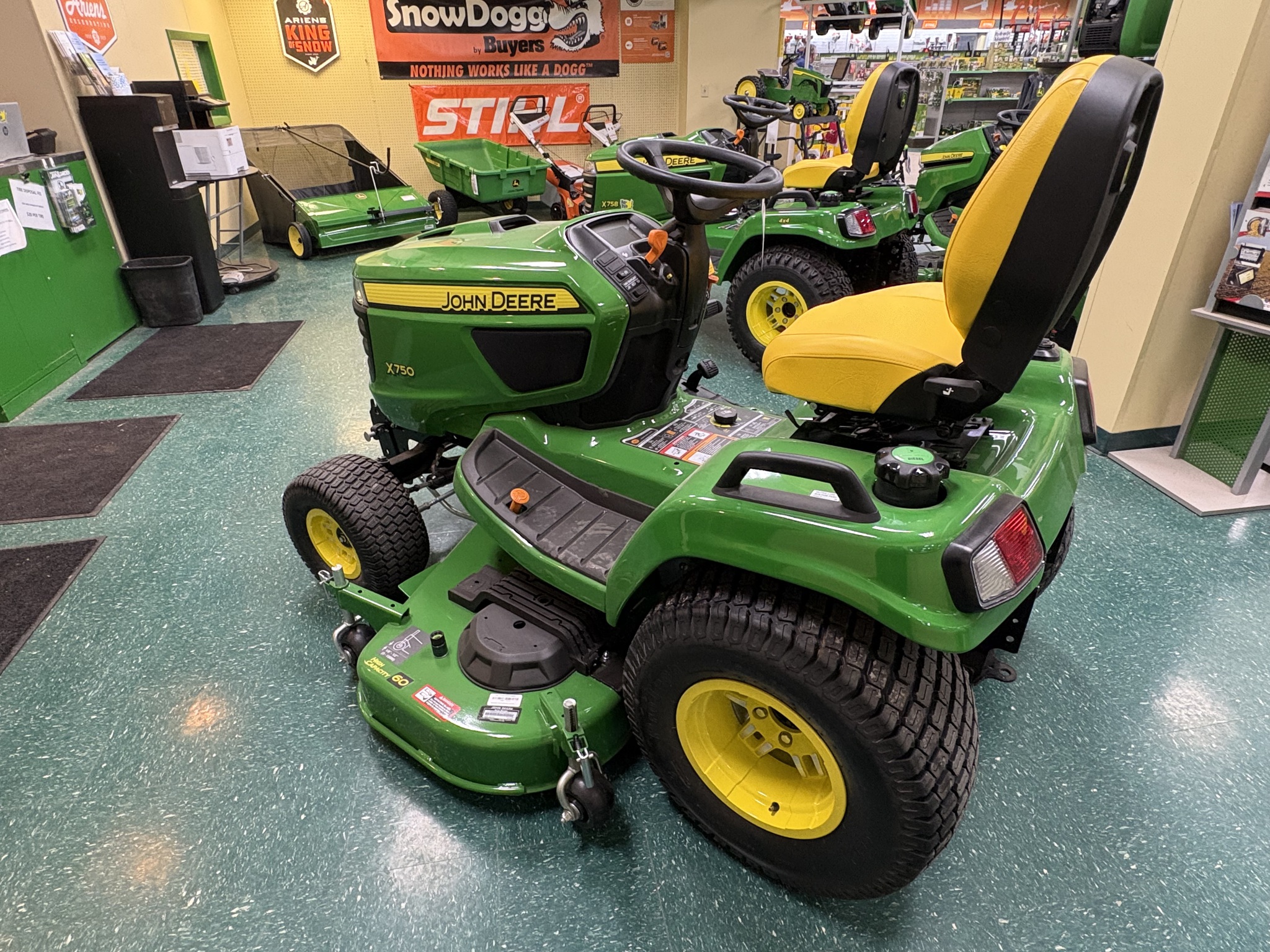 2025 John Deere X750 Image 6