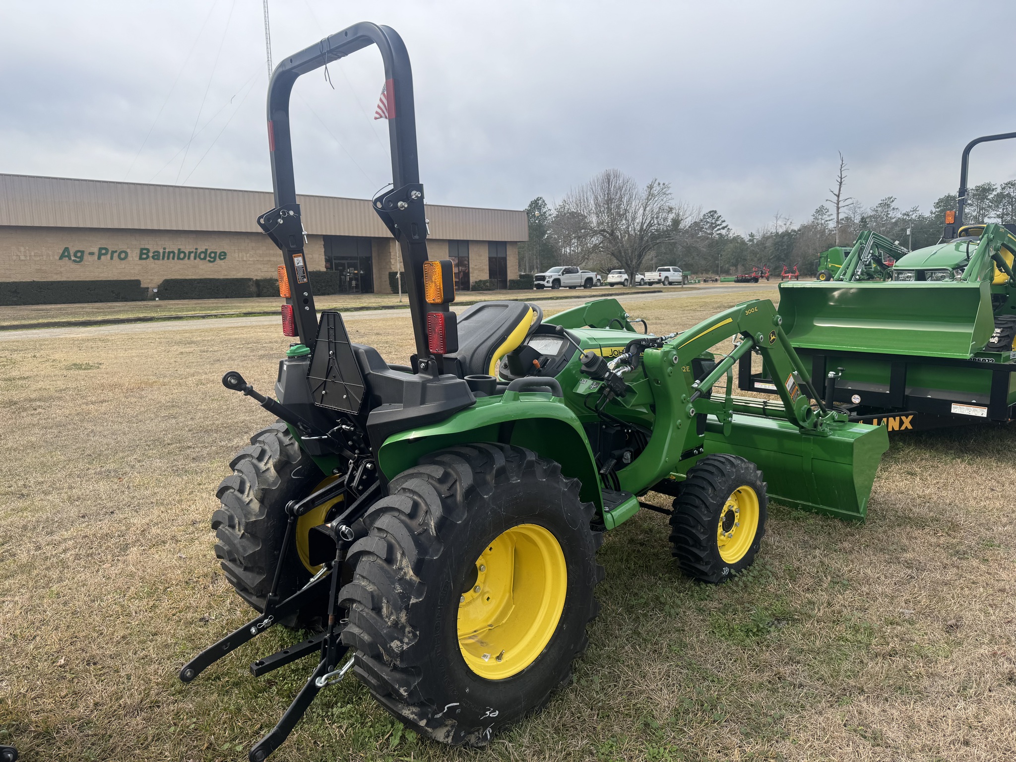 2024 John Deere 3032E Image 2