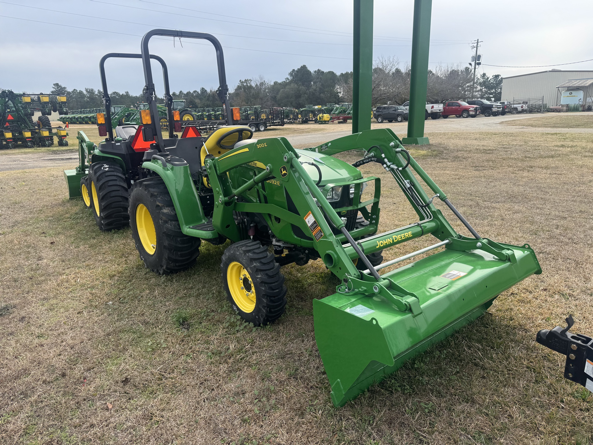 2024 John Deere 3032E Image 3