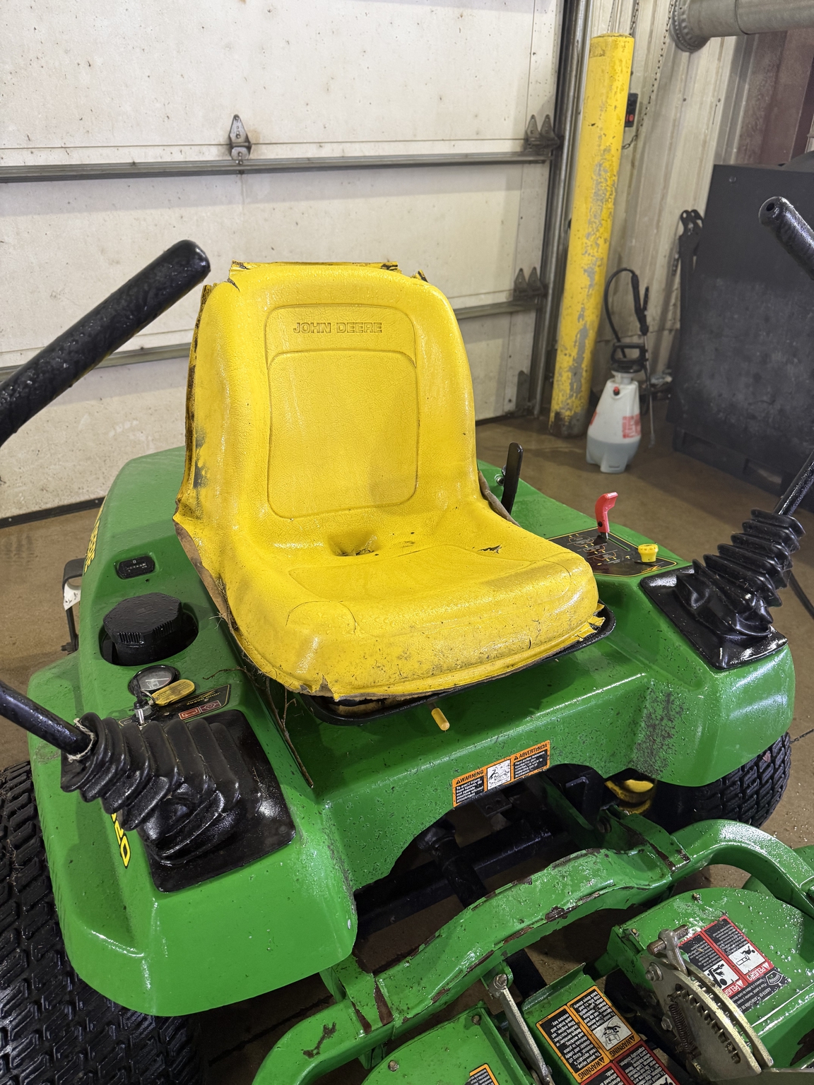 1998 John Deere F620 Image 4