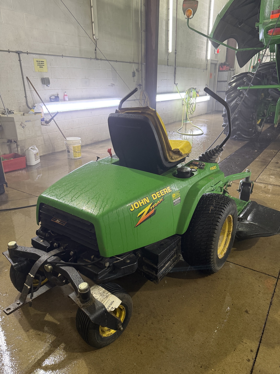 1998 John Deere F620 Image 5