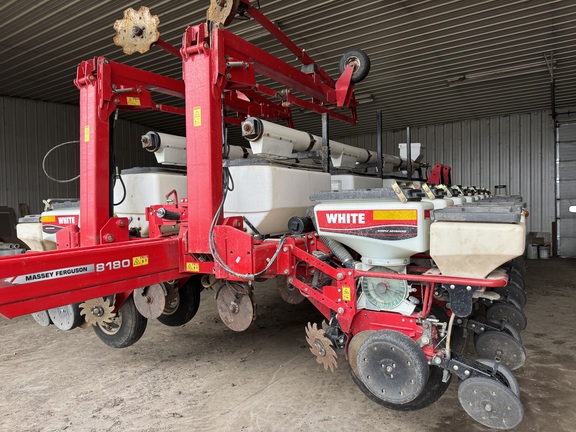 2008 White 8180 - Photo2