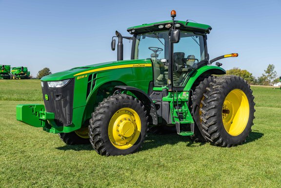 John Deere 8235R