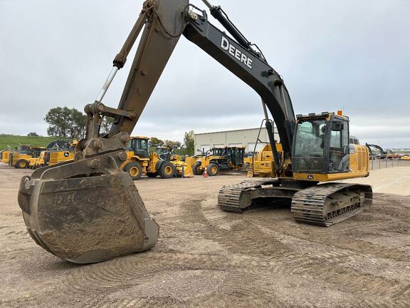 2016 John Deere 210G LC