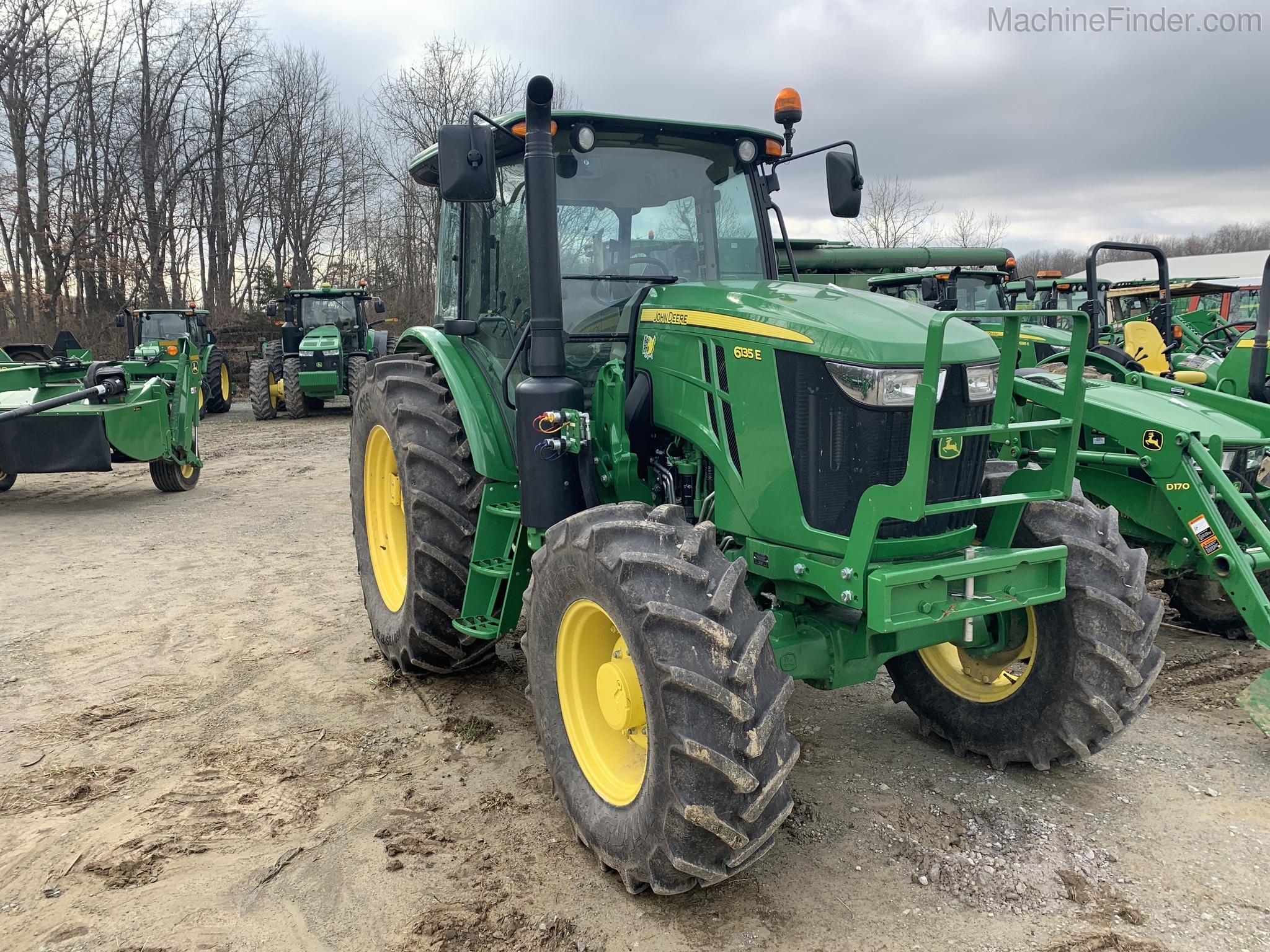 2018 John Deere 6135E Image 2