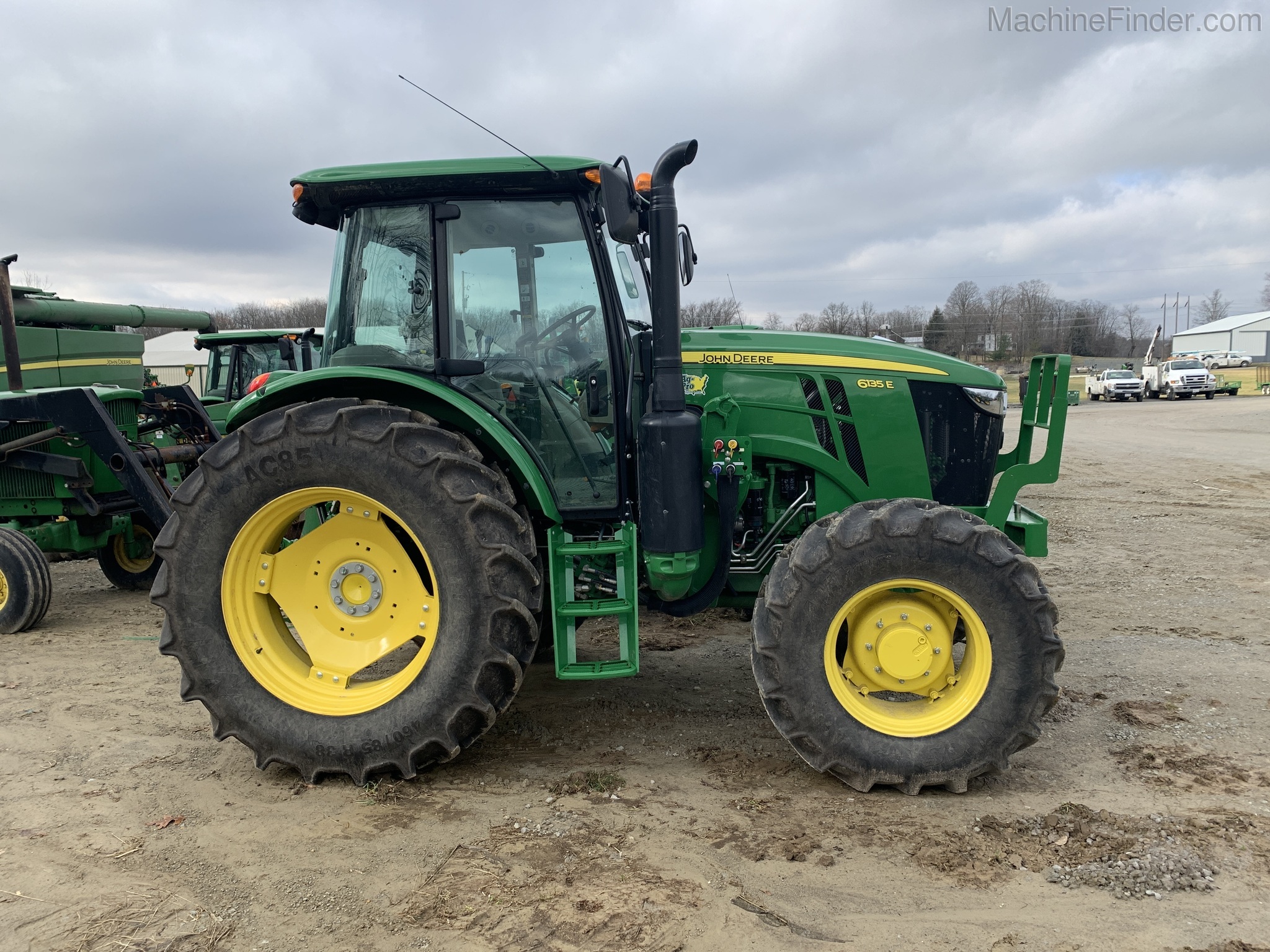 2018 John Deere 6135E Image 3