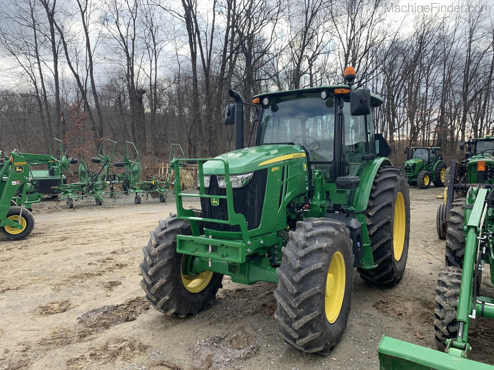 2018 John Deere 6135E Image 9