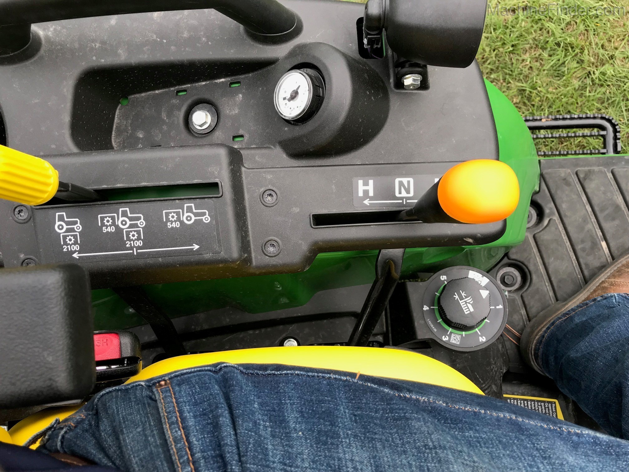 2020 John Deere 2025R TLB Image 10