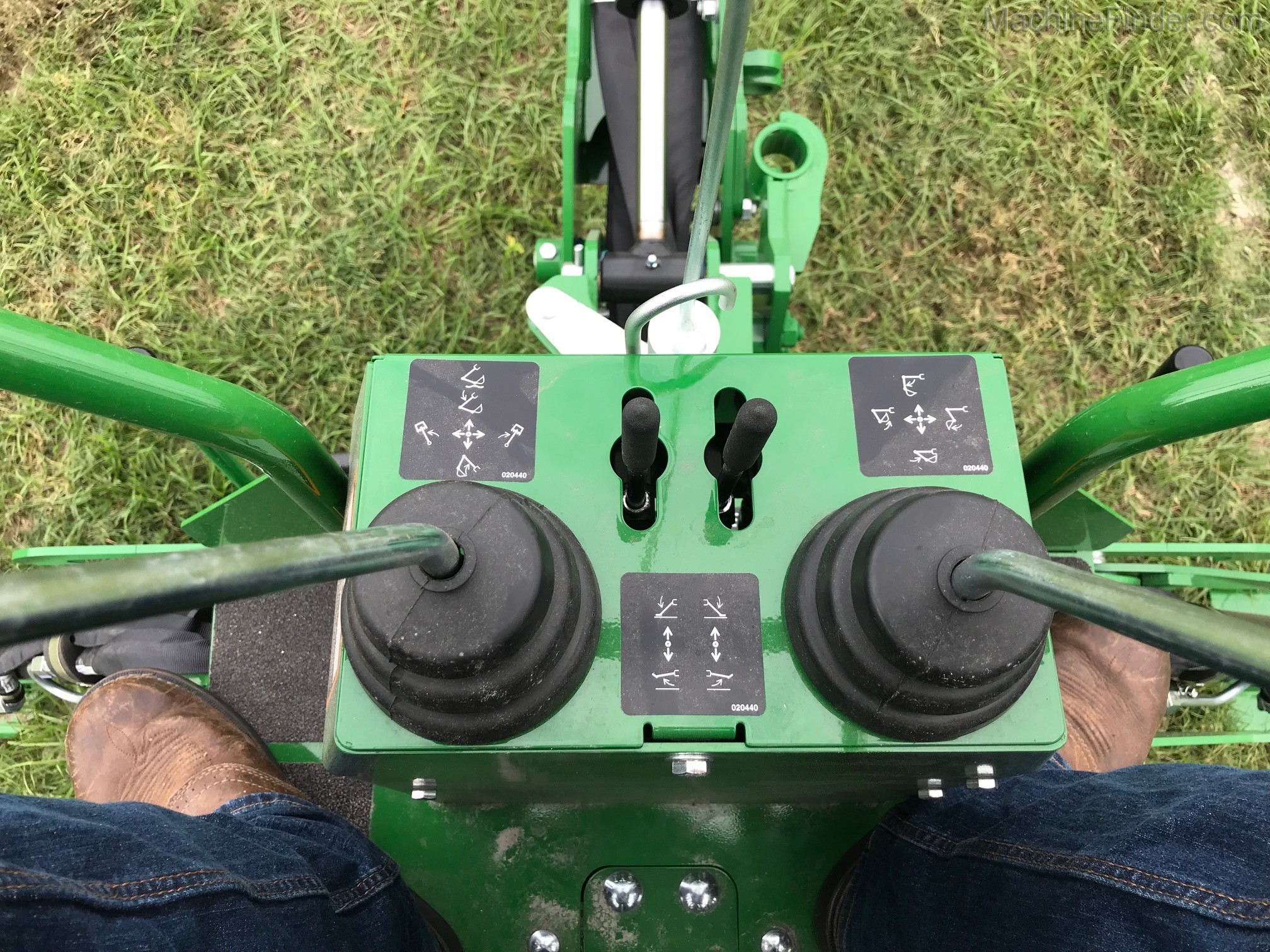 2020 John Deere 2025R TLB Image 13