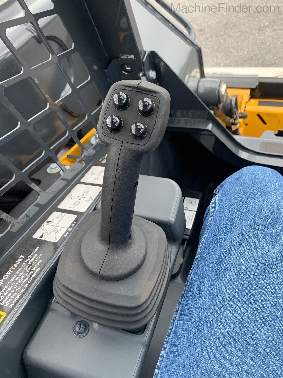 2020 John Deere 325G Image 9