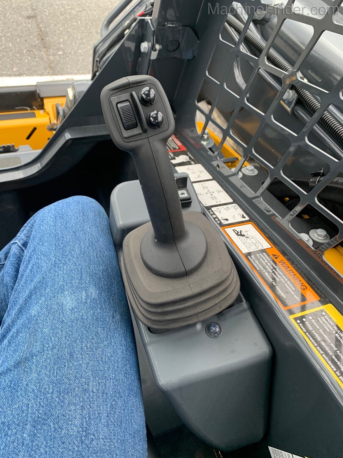 2020 John Deere 325G Image 10