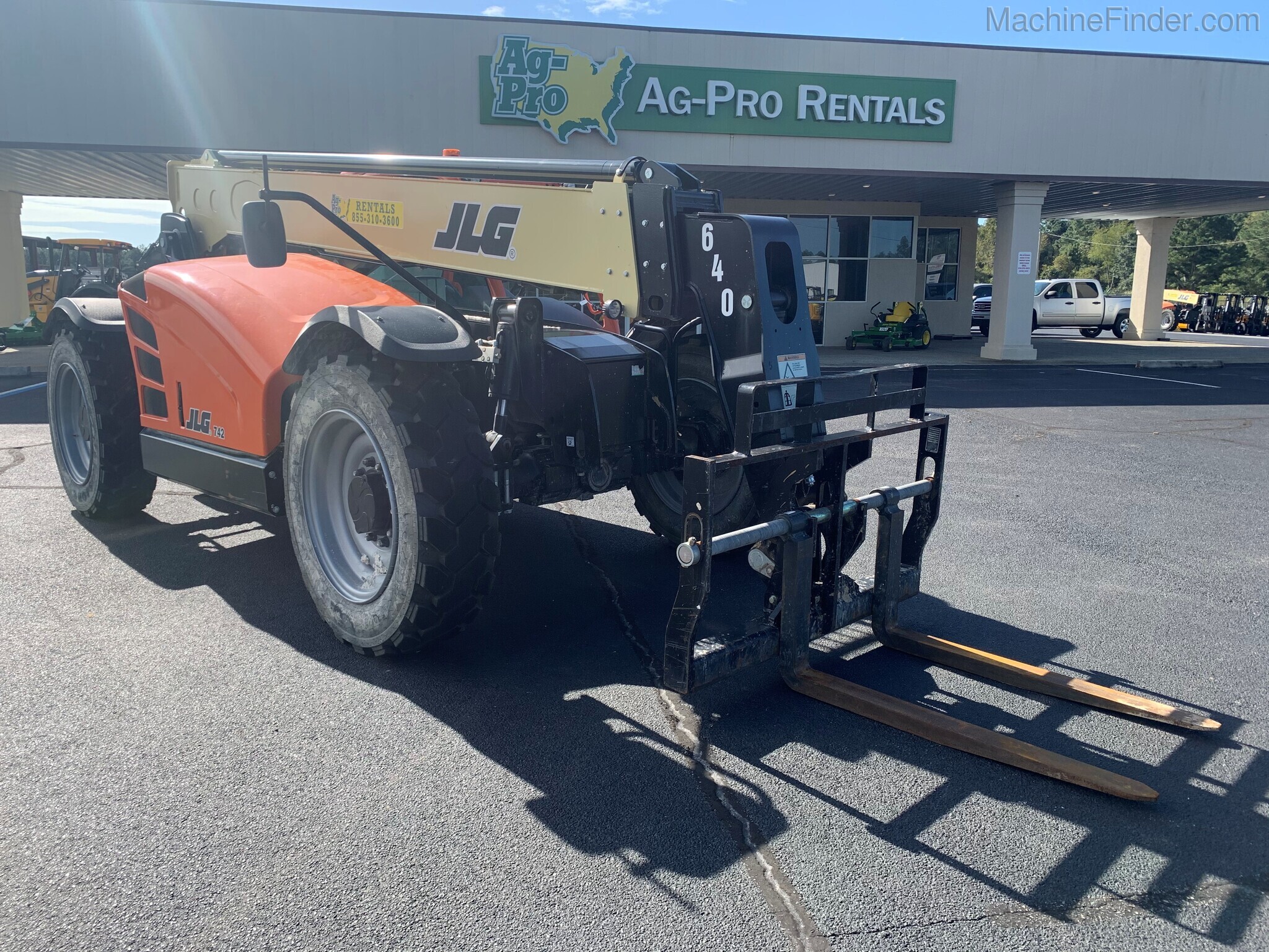 2019 JLG 742 Image 2