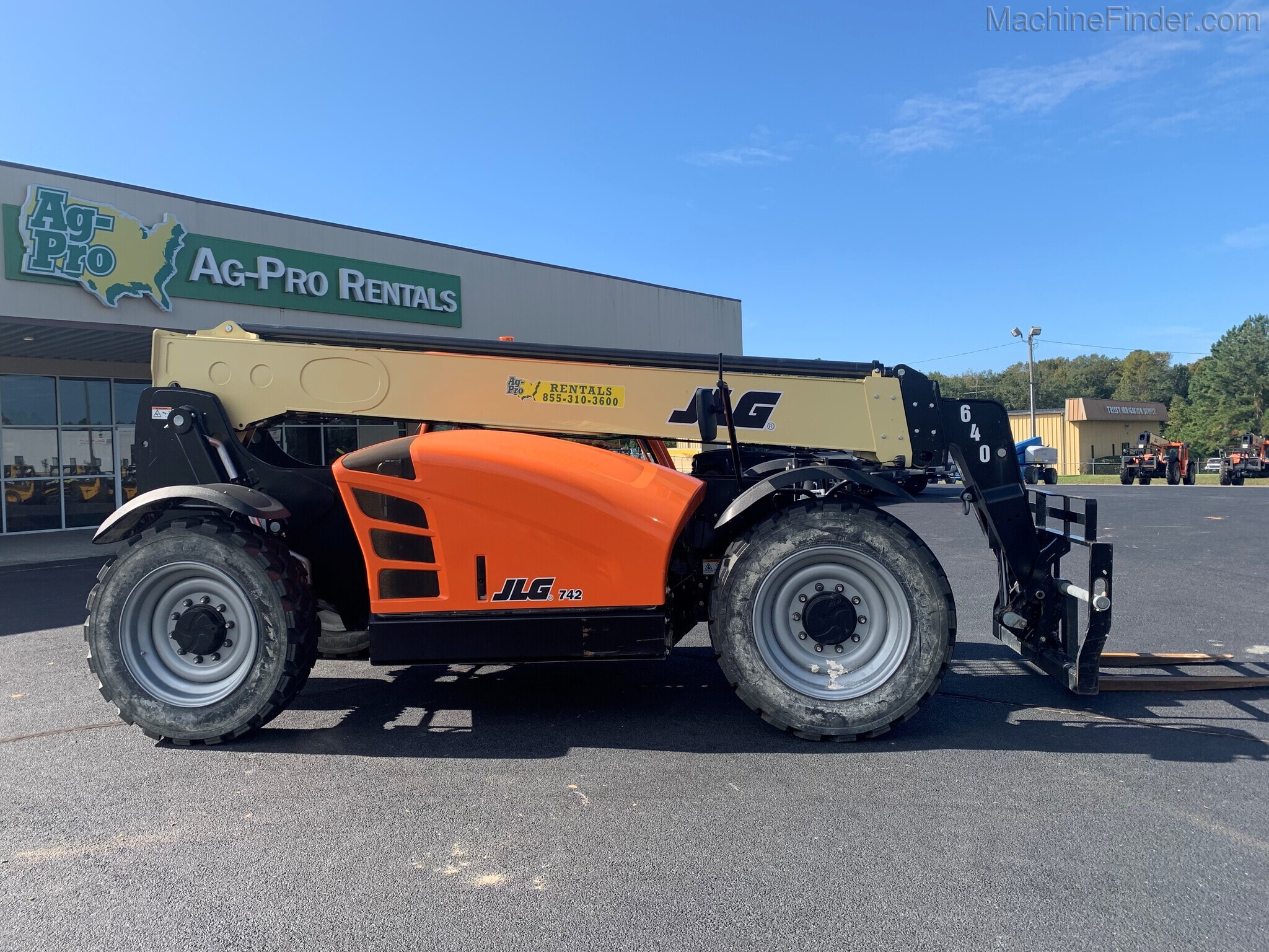 2019 JLG 742 Image 3