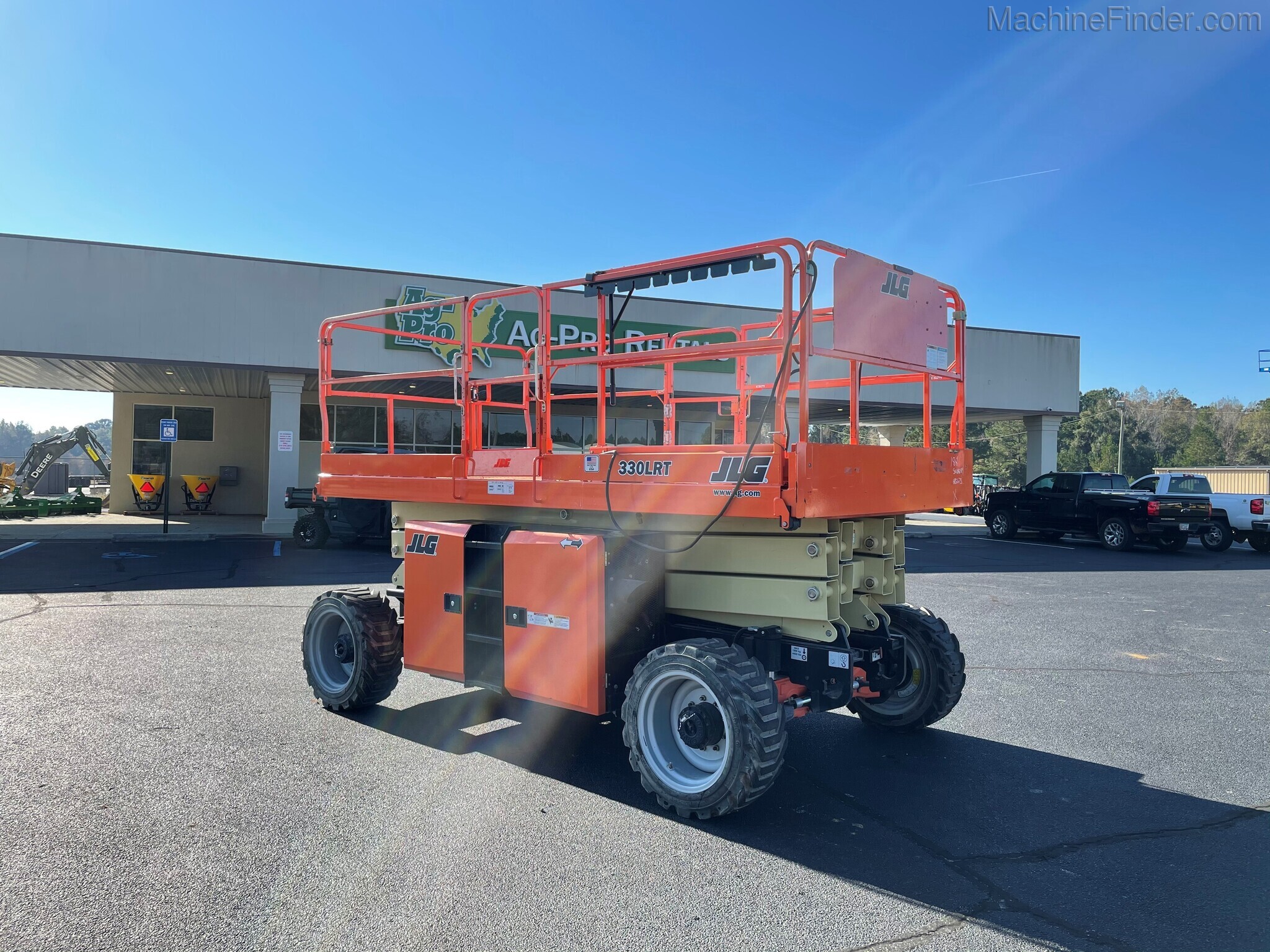 2018 JLG 330LRT Image 1