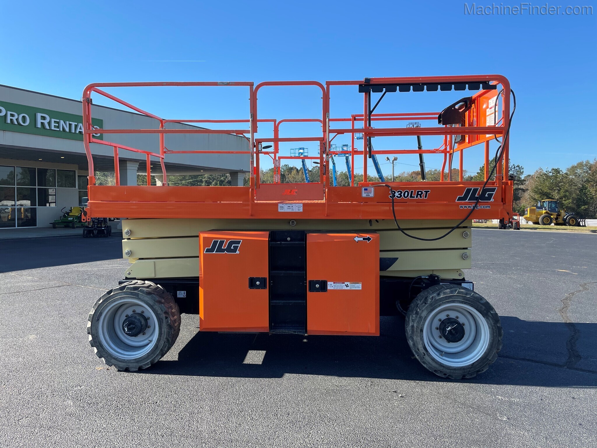 2018 JLG 330LRT Image 2