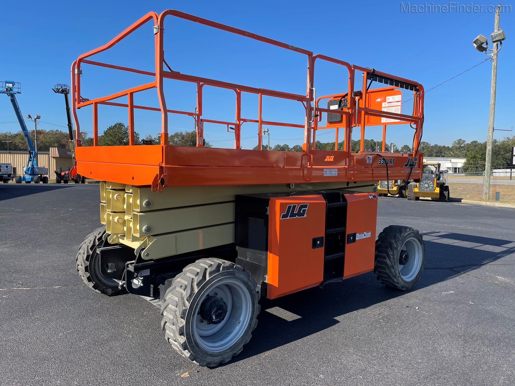 2018 JLG 330LRT Image 3