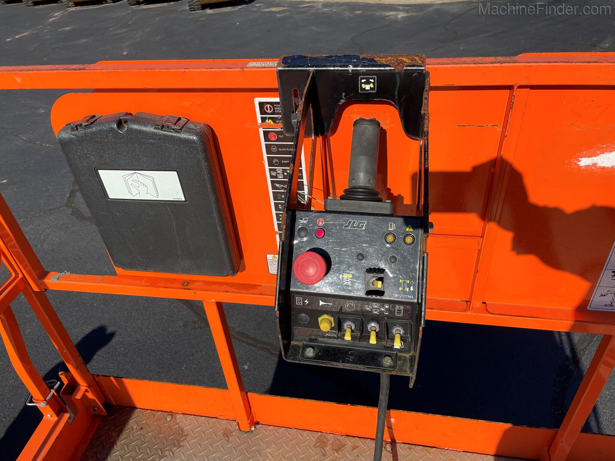 2018 JLG 330LRT Image 9