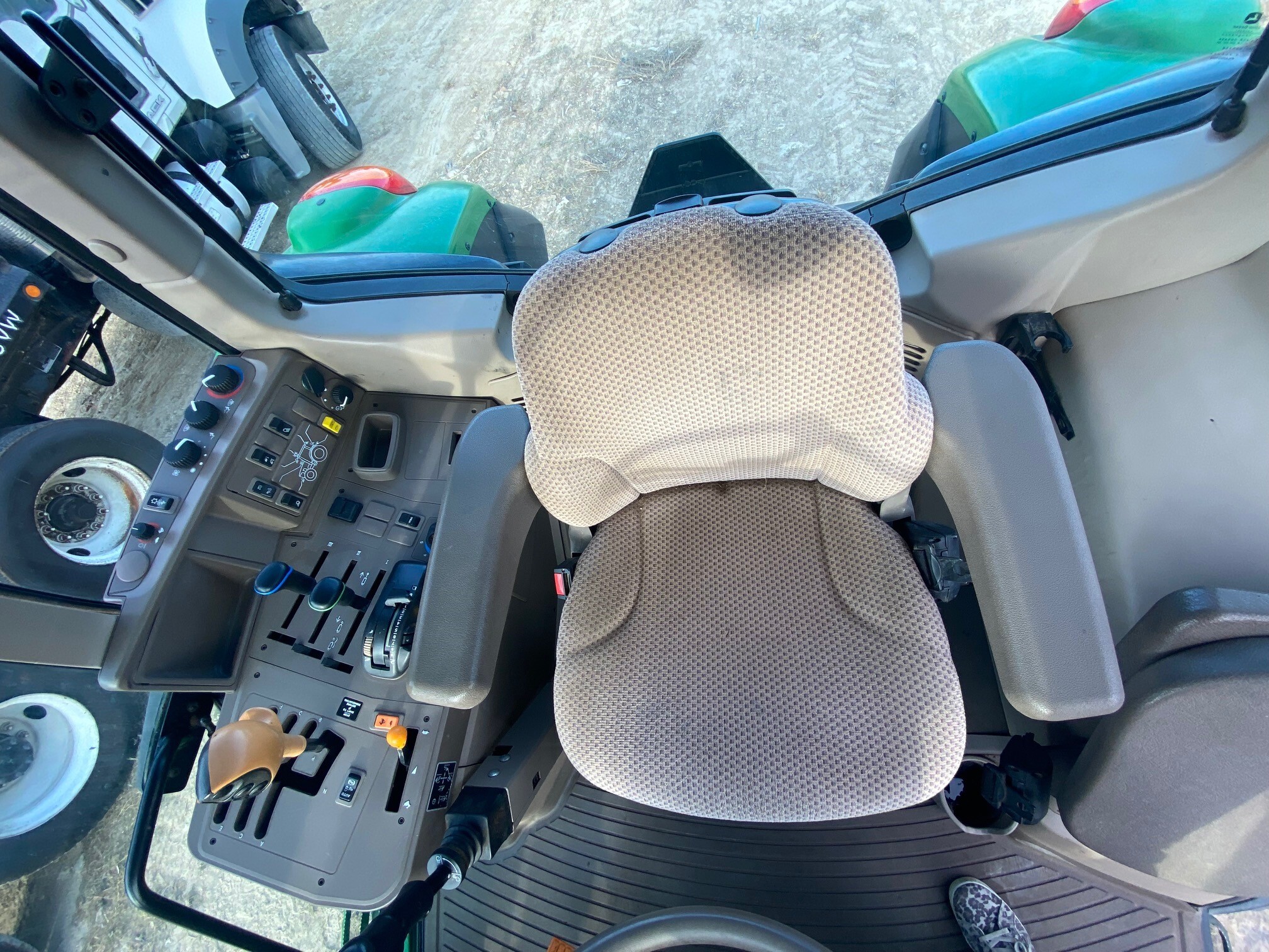 2014 John Deere 6125M Image 5