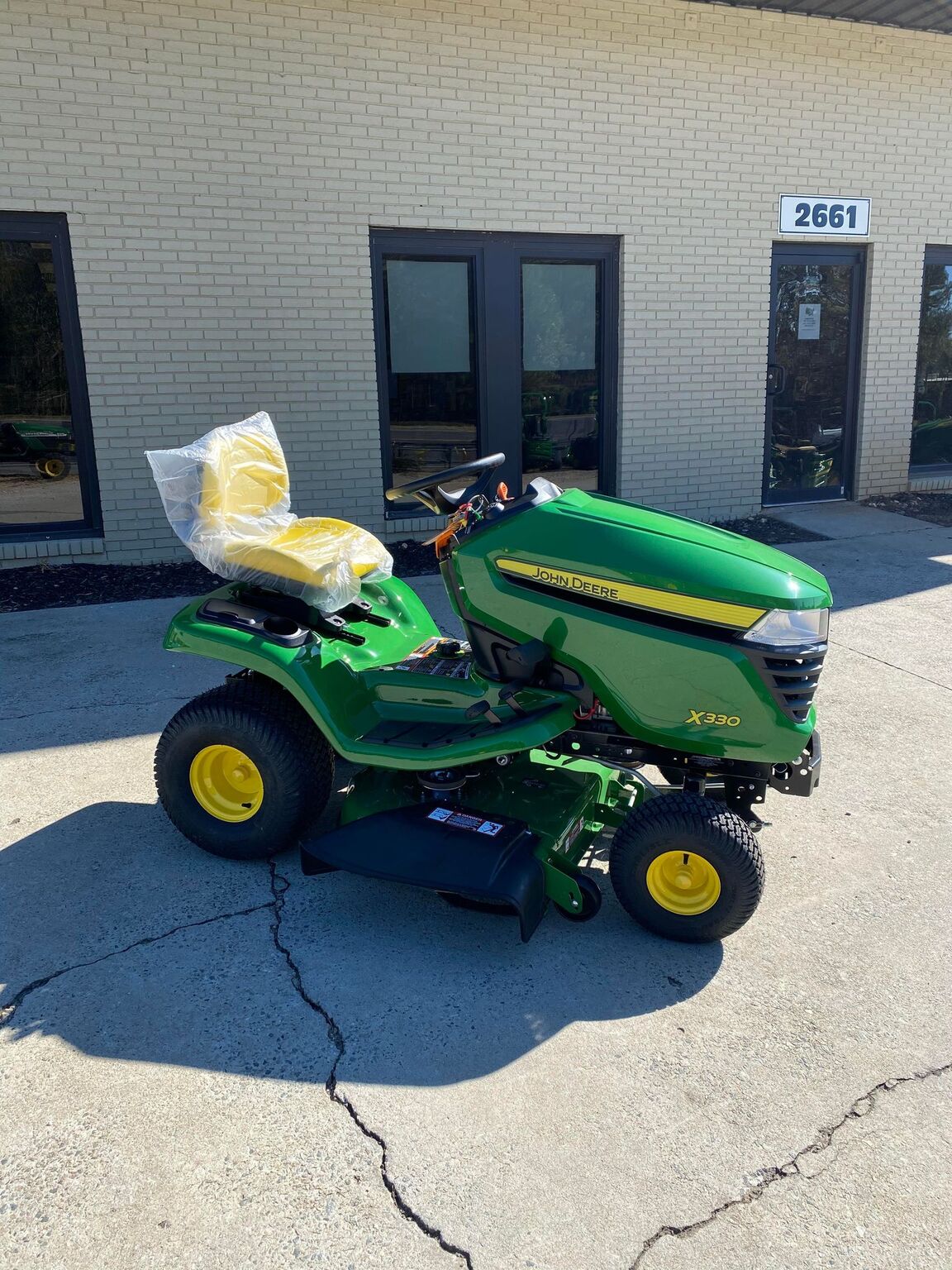 2023 John Deere X330 Image 6