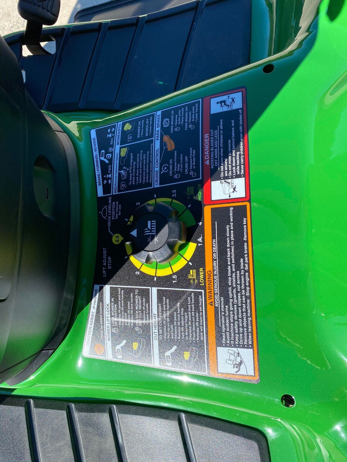 2023 John Deere X330 Image 4