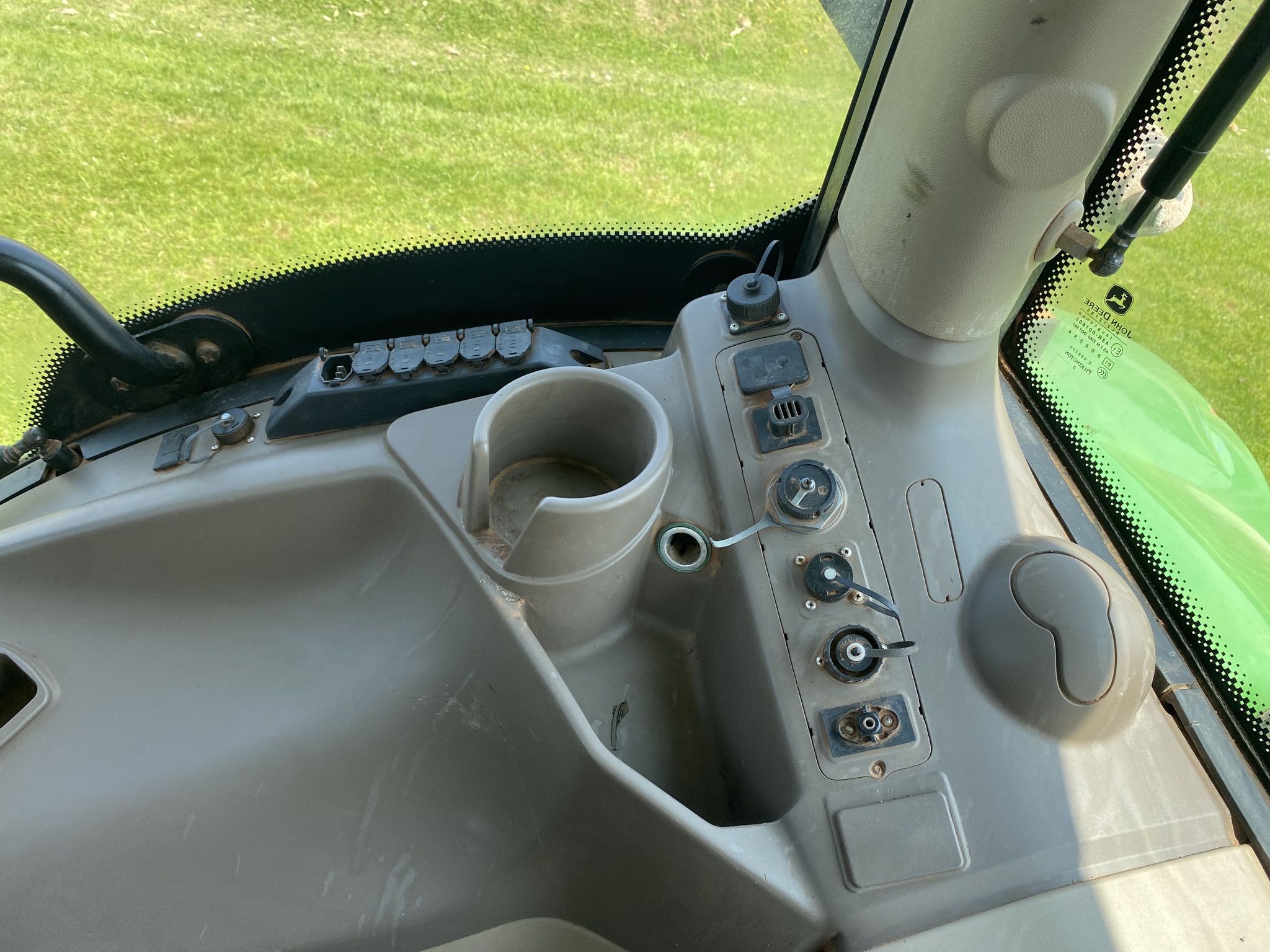 2016 John Deere 6195R Image 11