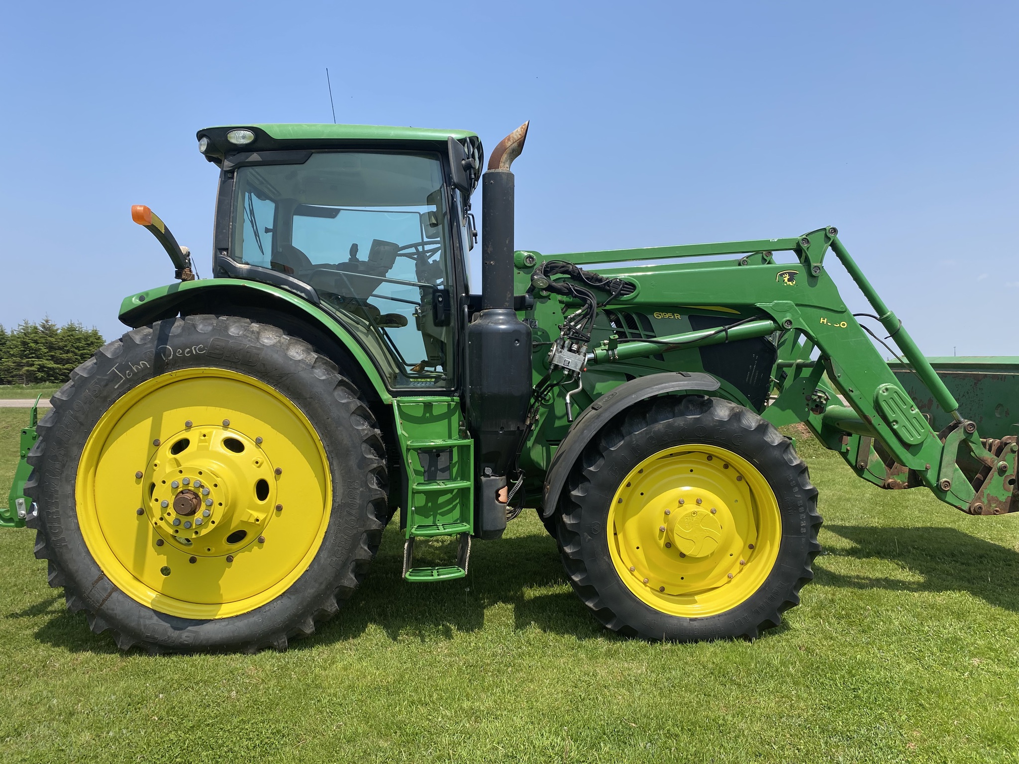 2016 John Deere 6195R Image 2