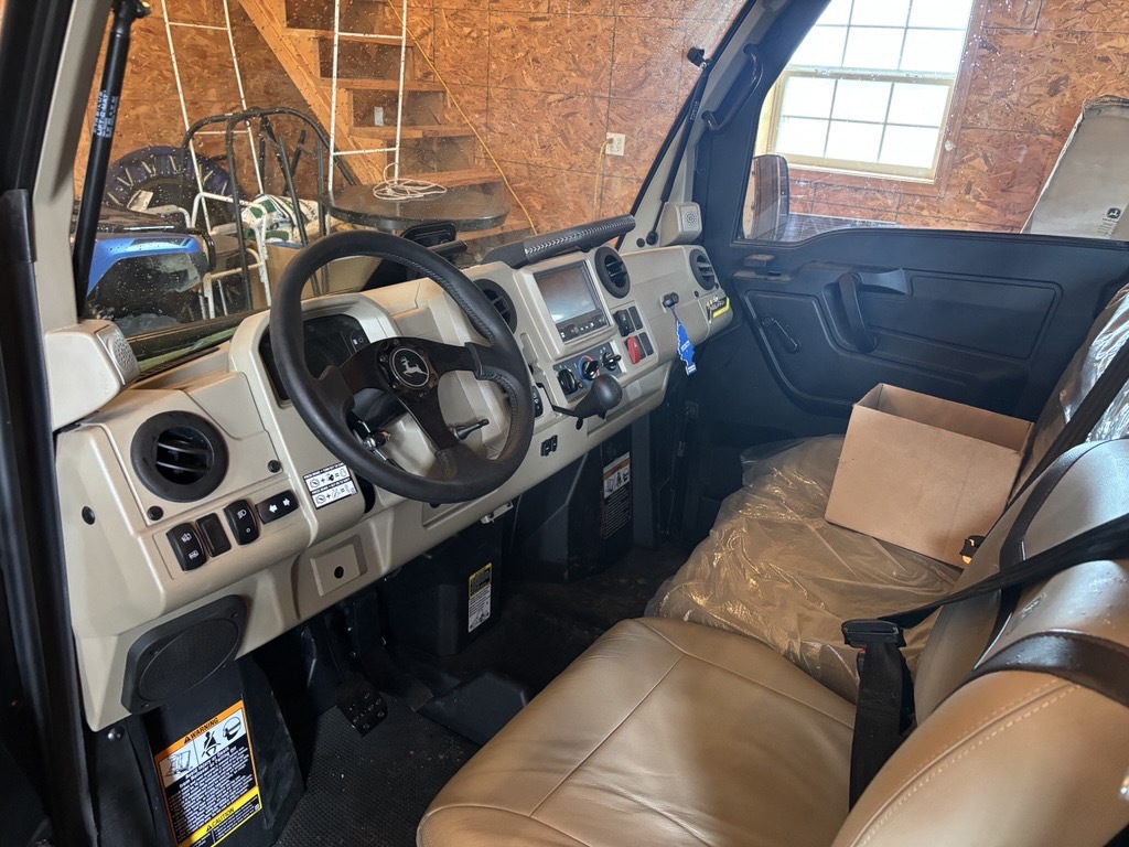 2024 John Deere XUV 835R Image 9