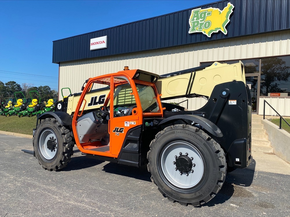 2025 JLG 742 Image 5