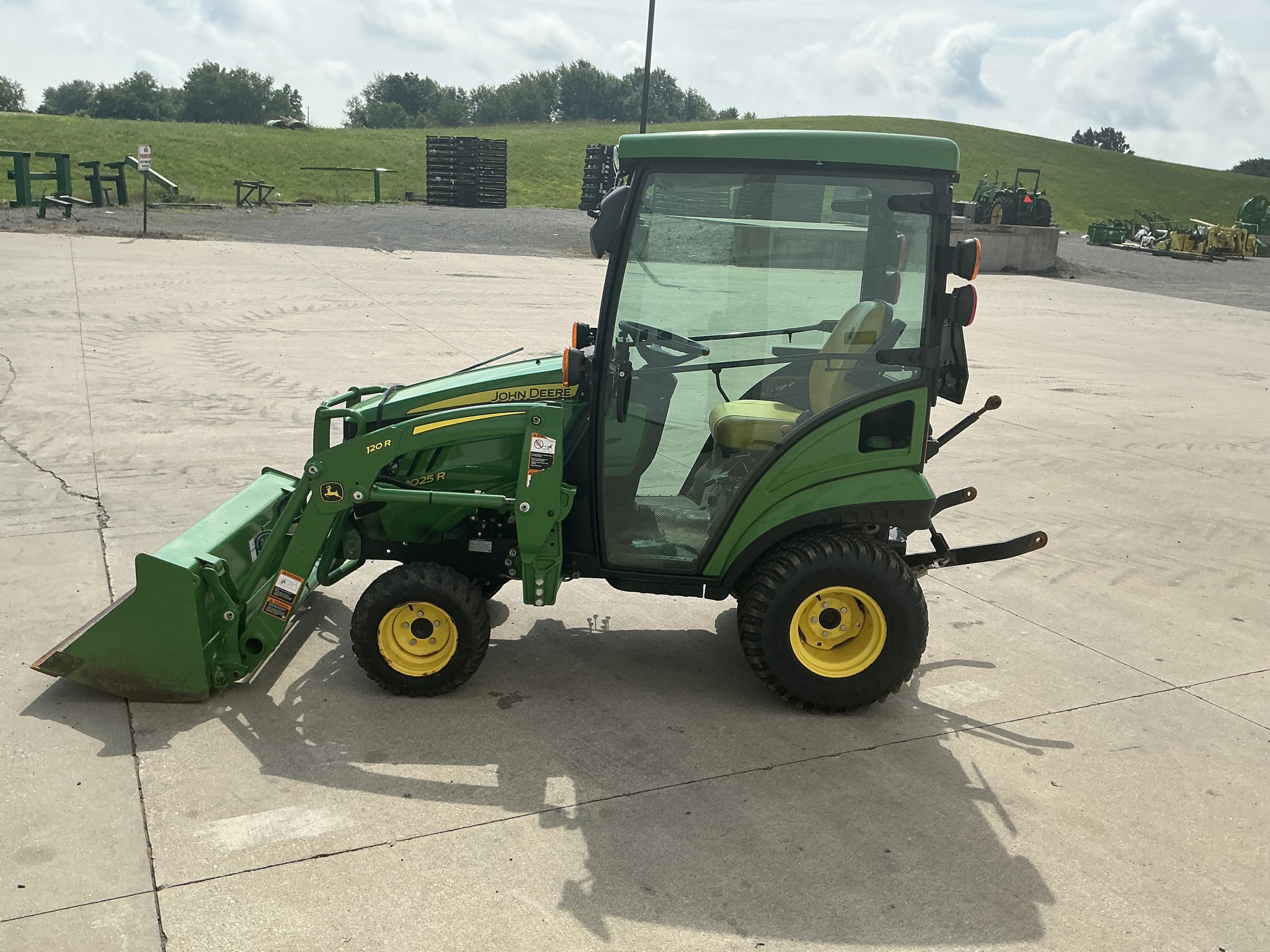 2022 John Deere 1025R Image 2