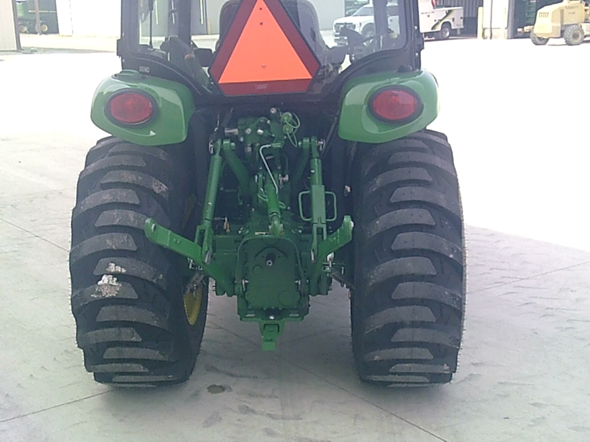 2023 John Deere 3046R Image 4