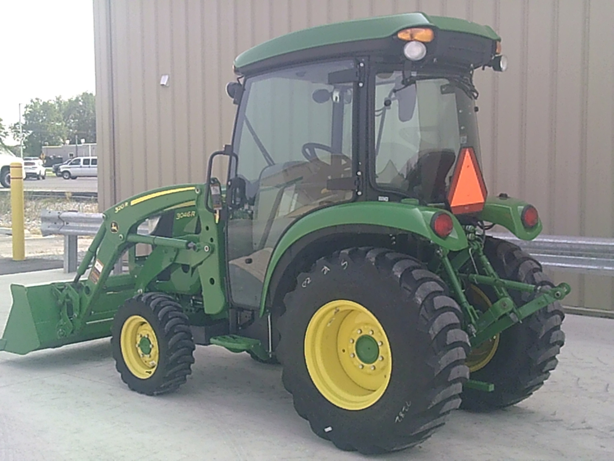 2023 John Deere 3046R Image 5