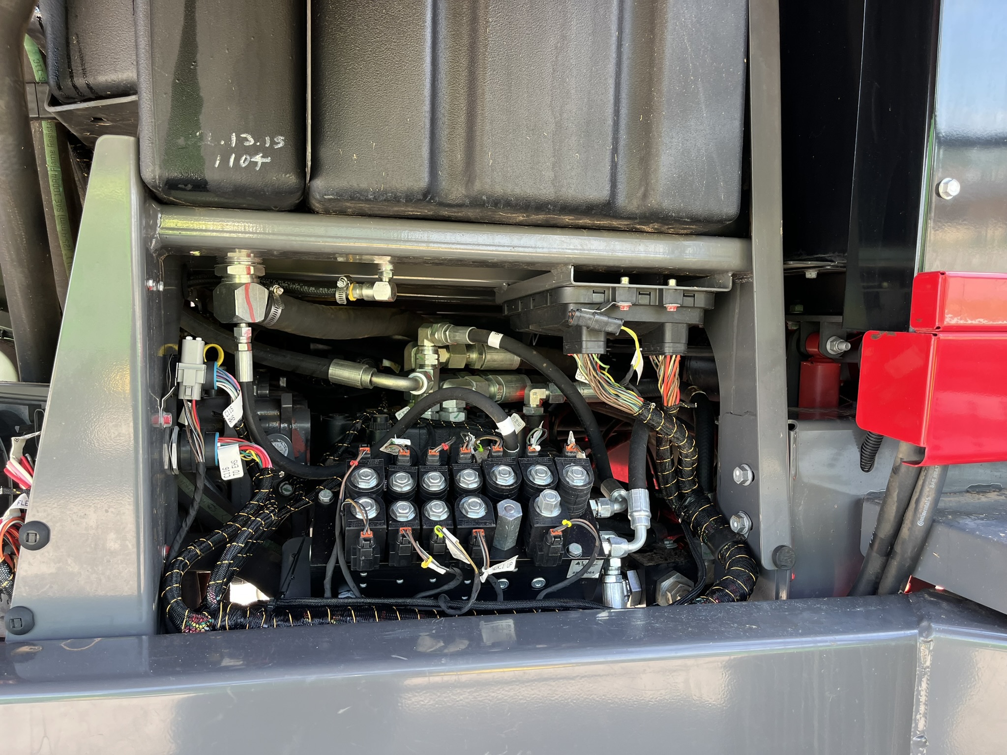2017 Massey Ferguson WR9870 Image 11