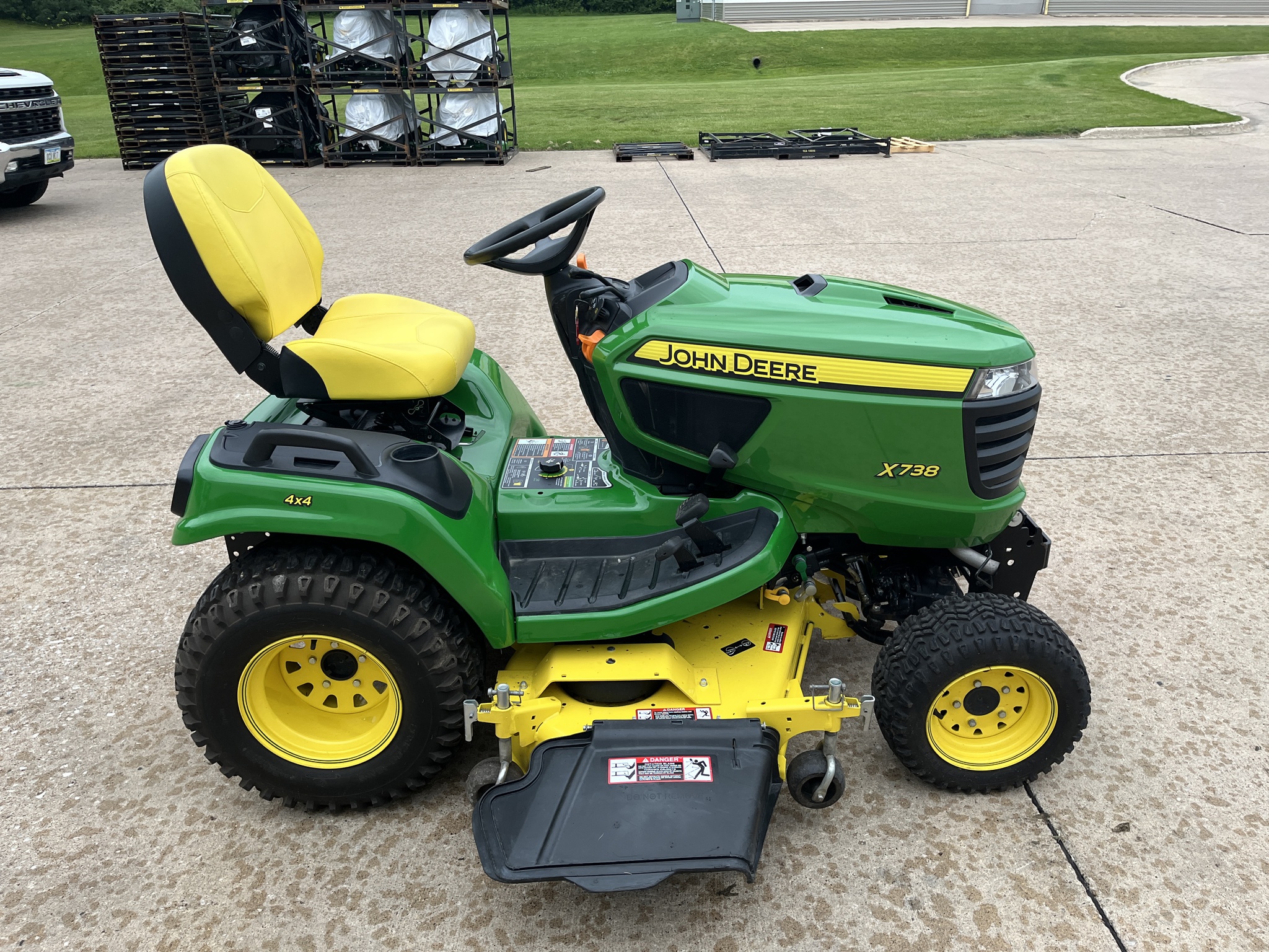 2016 John Deere X738 Image 4