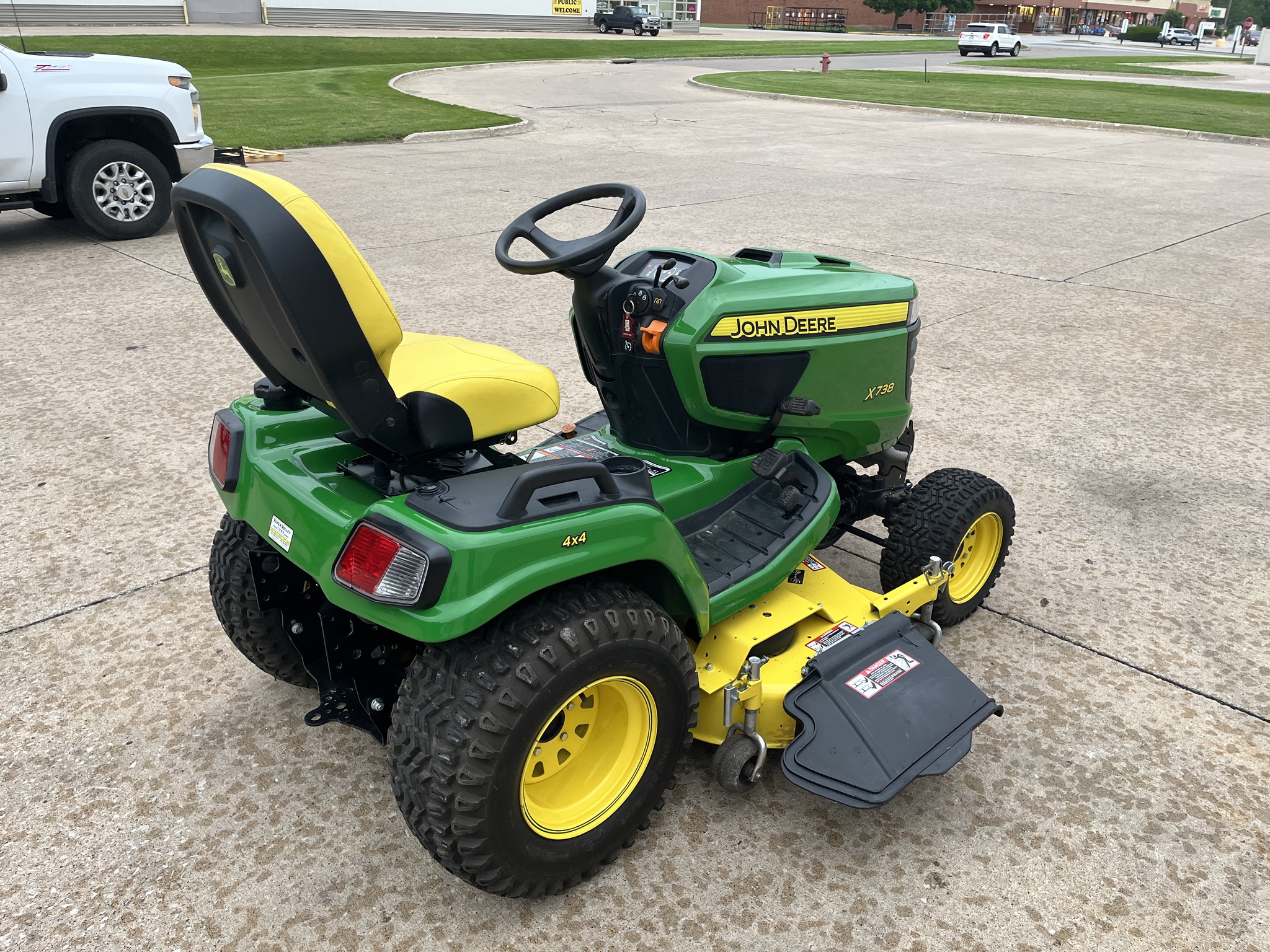 2016 John Deere X738 Image 5