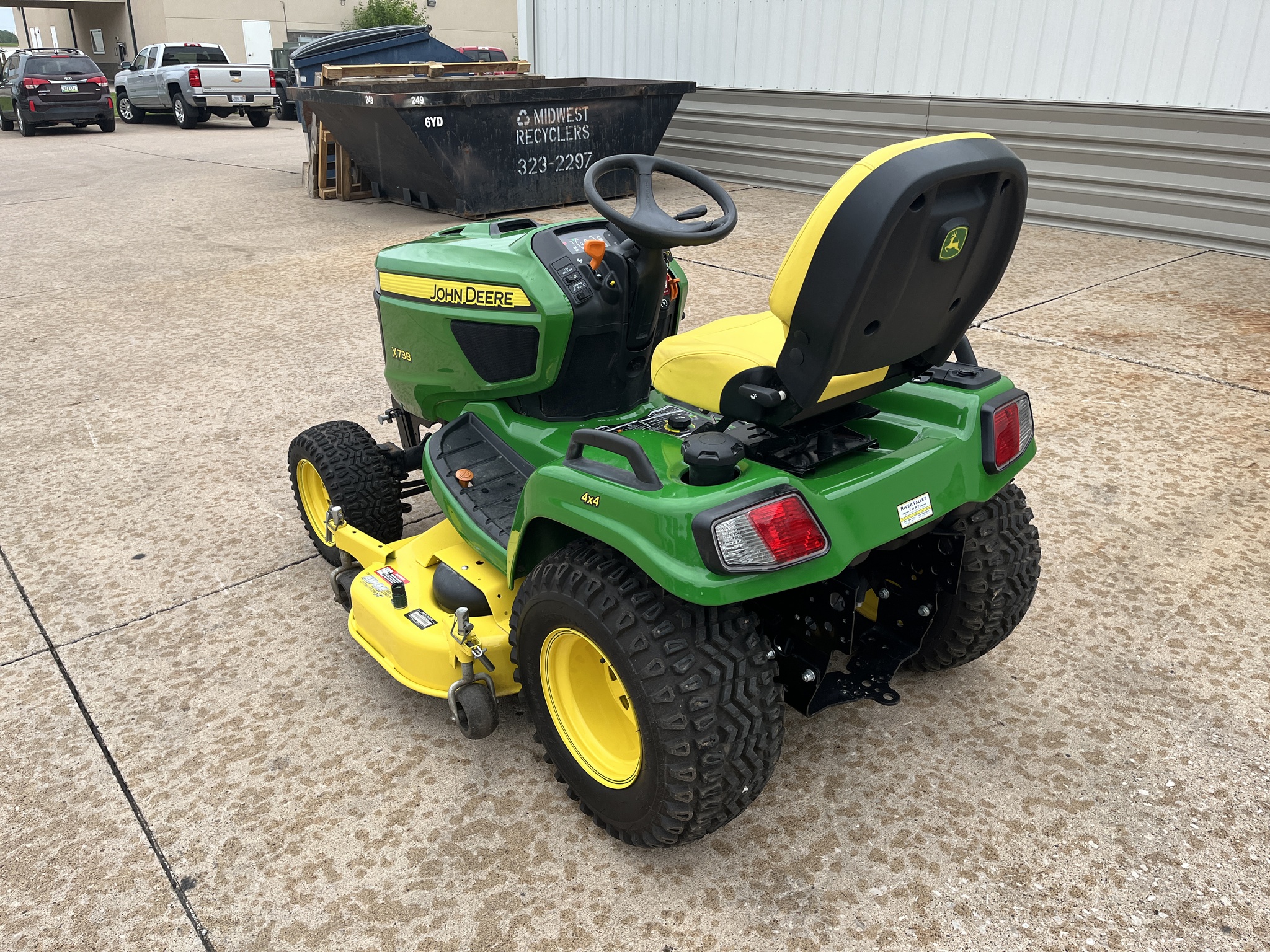 2016 John Deere X738 Image 7