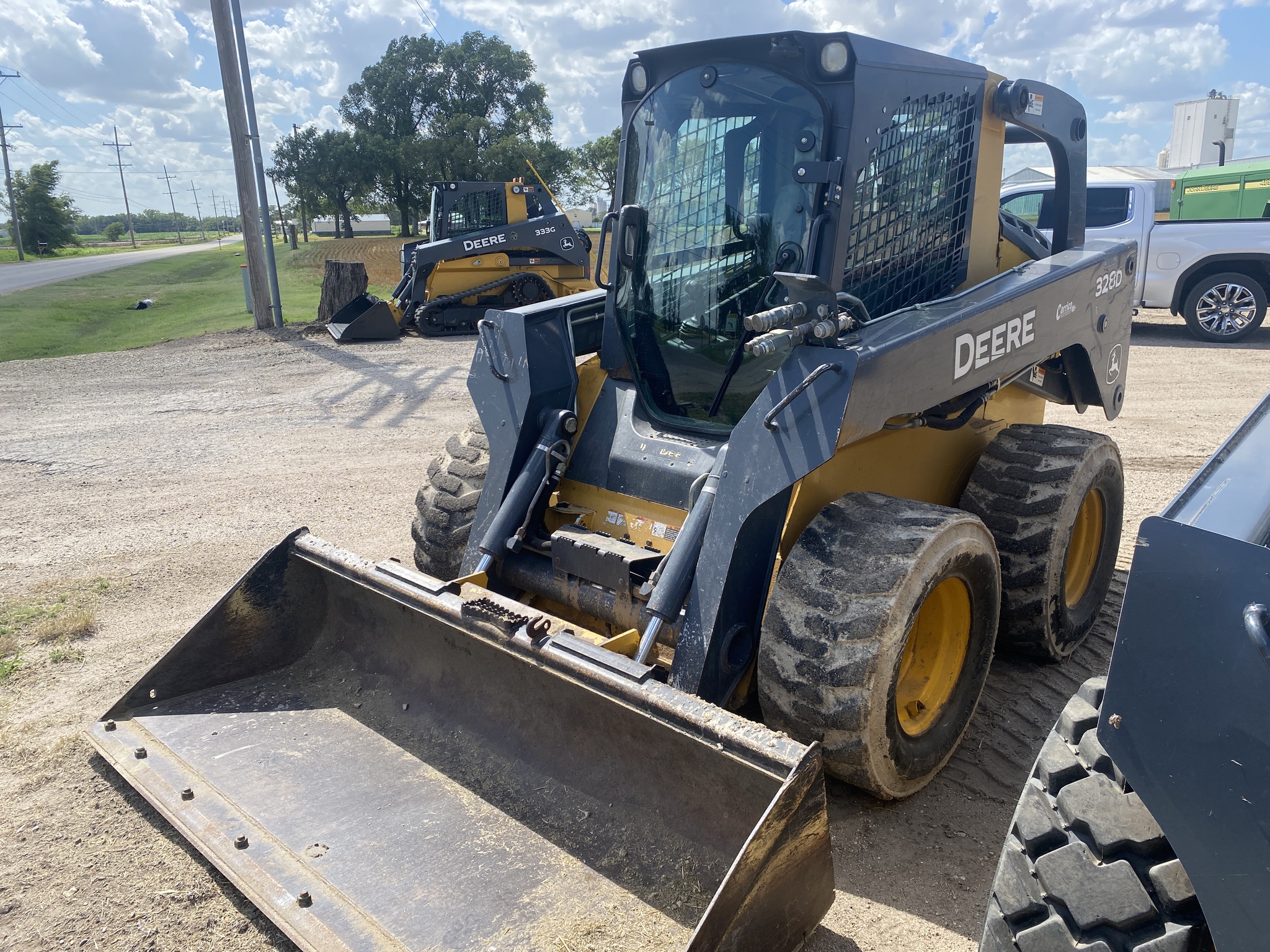 2011 John Deere 328D Image 2