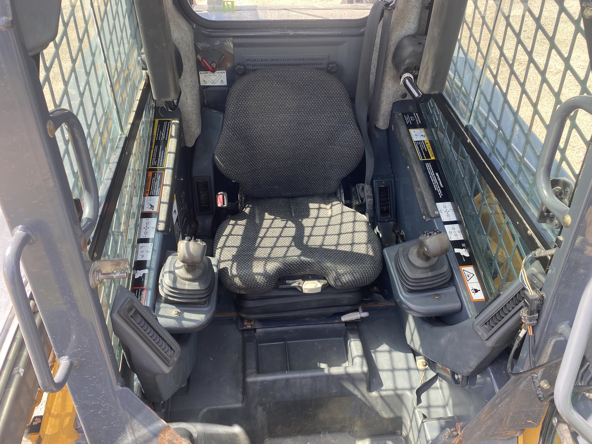 2011 John Deere 328D Image 9