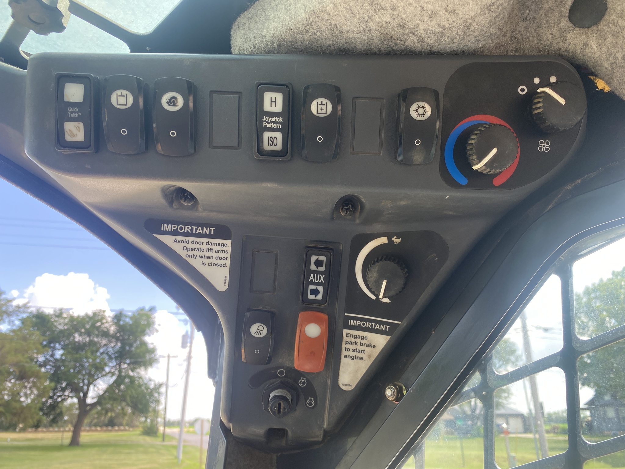 2011 John Deere 328D Image 11