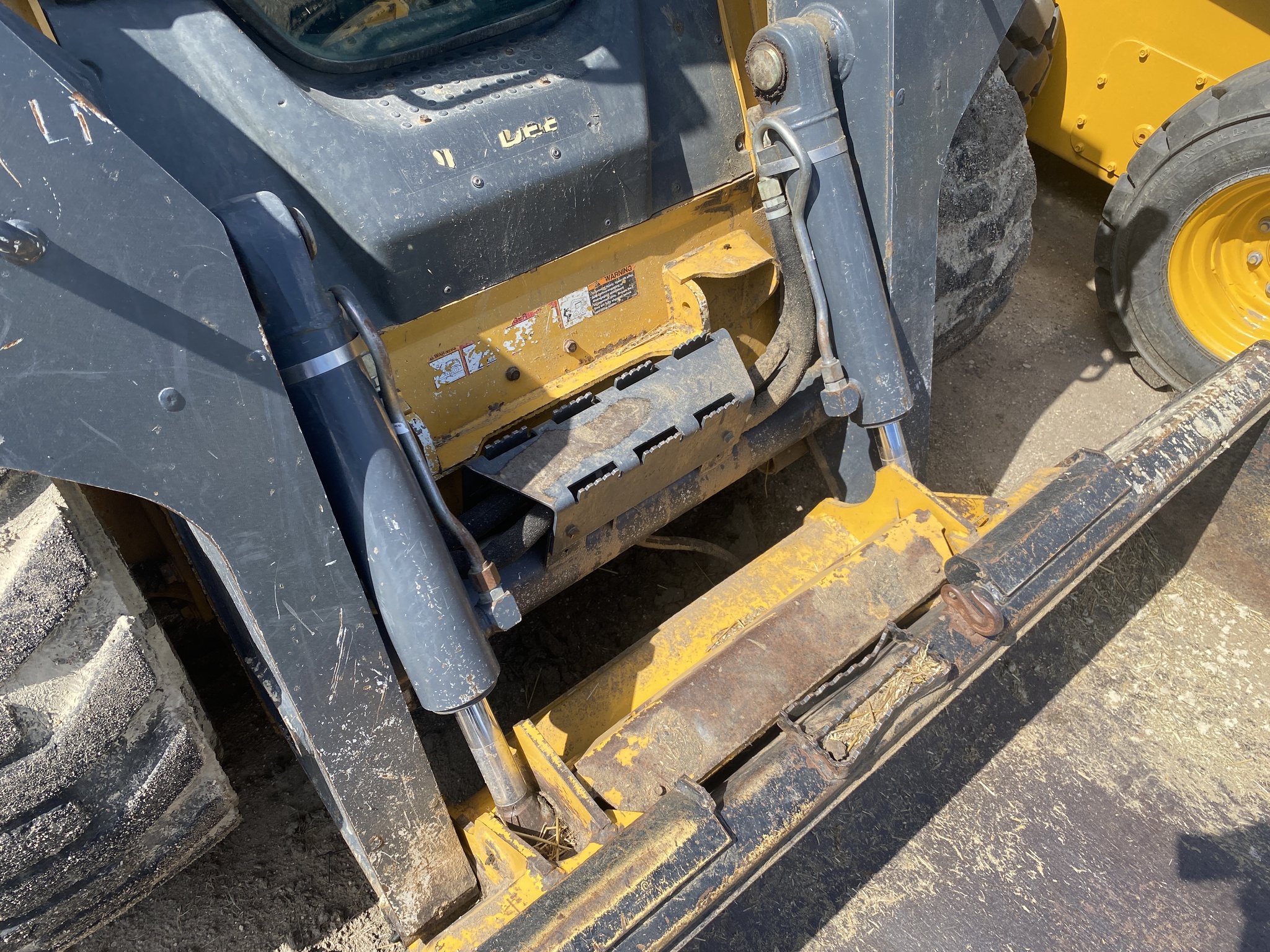 2011 John Deere 328D Image 7