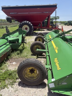 2022 John Deere 520 Image 1
