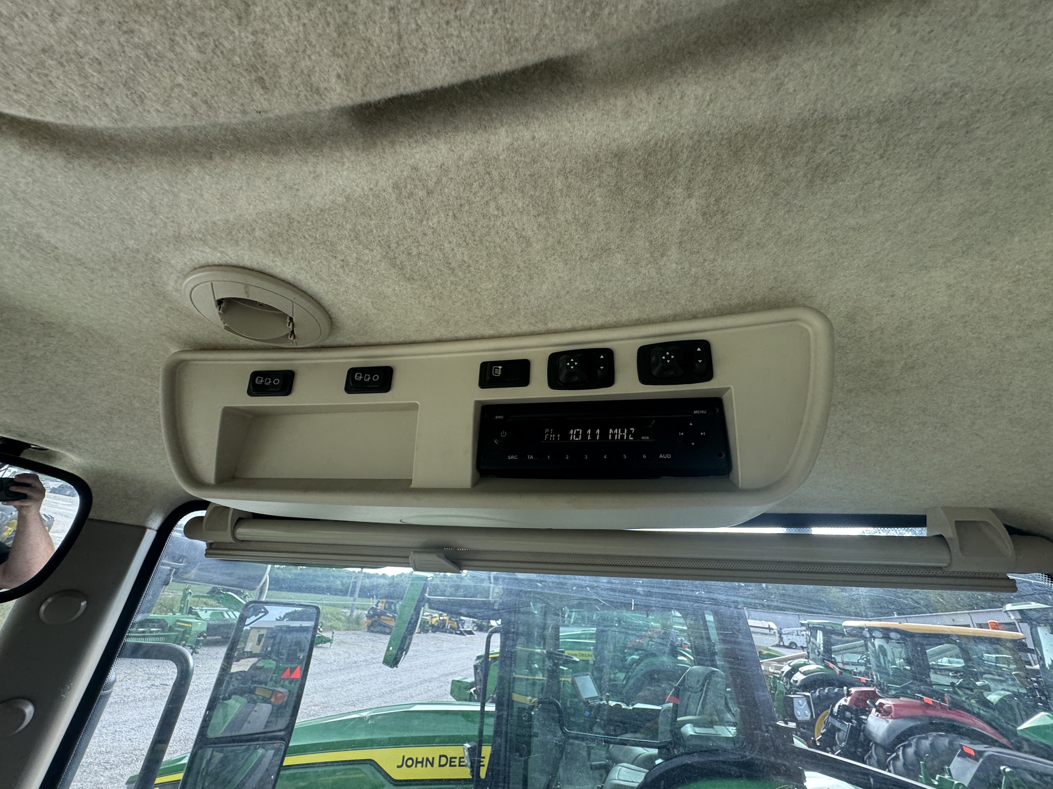 2018 John Deere 8245R Image 16